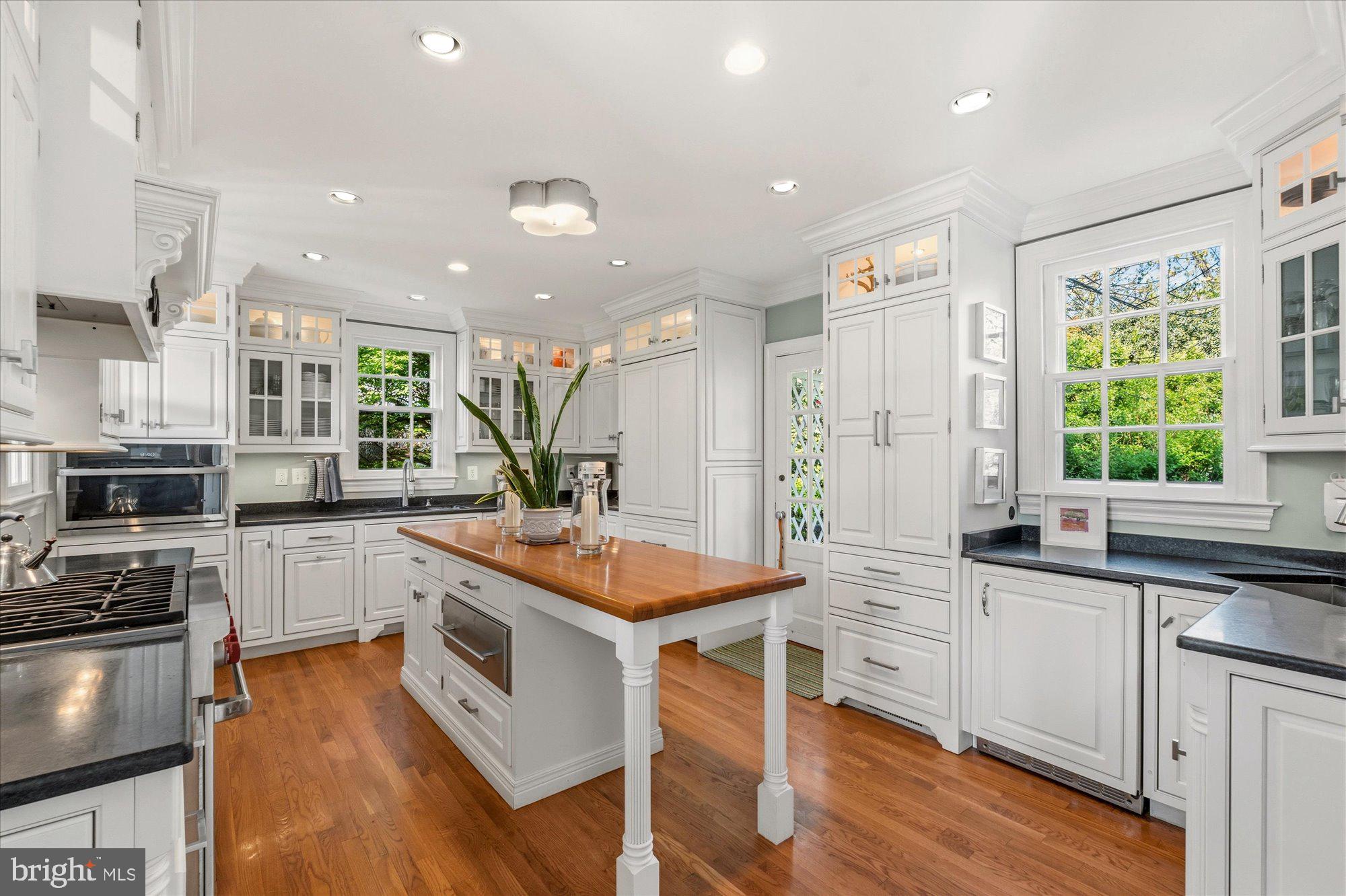 305 MANSION DRIVE