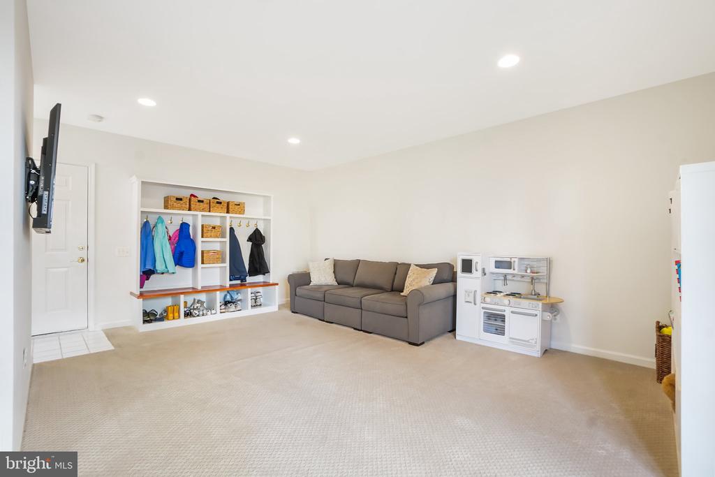 2412 GRETTER PLACE