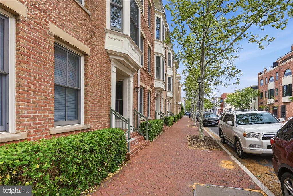 1115 CAMERON STREET 213