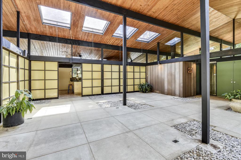 400 W WINDSOR AVENUE