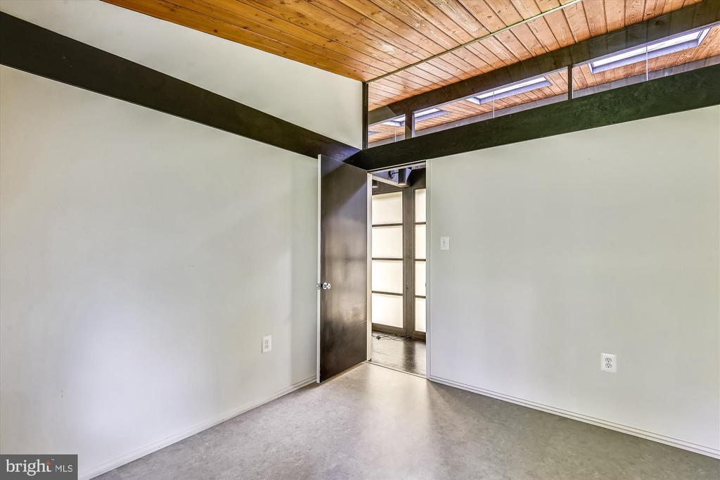 400 W WINDSOR AVENUE