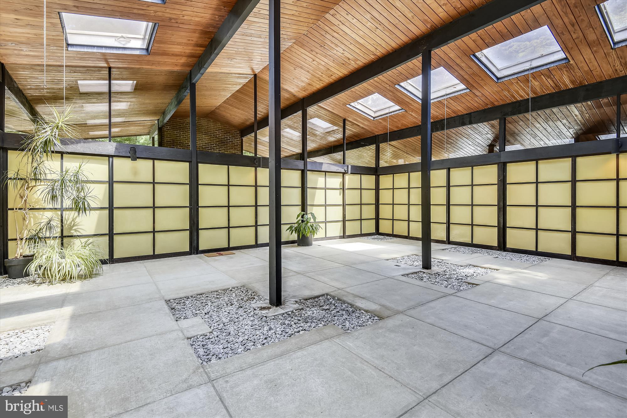 400 W WINDSOR AVENUE