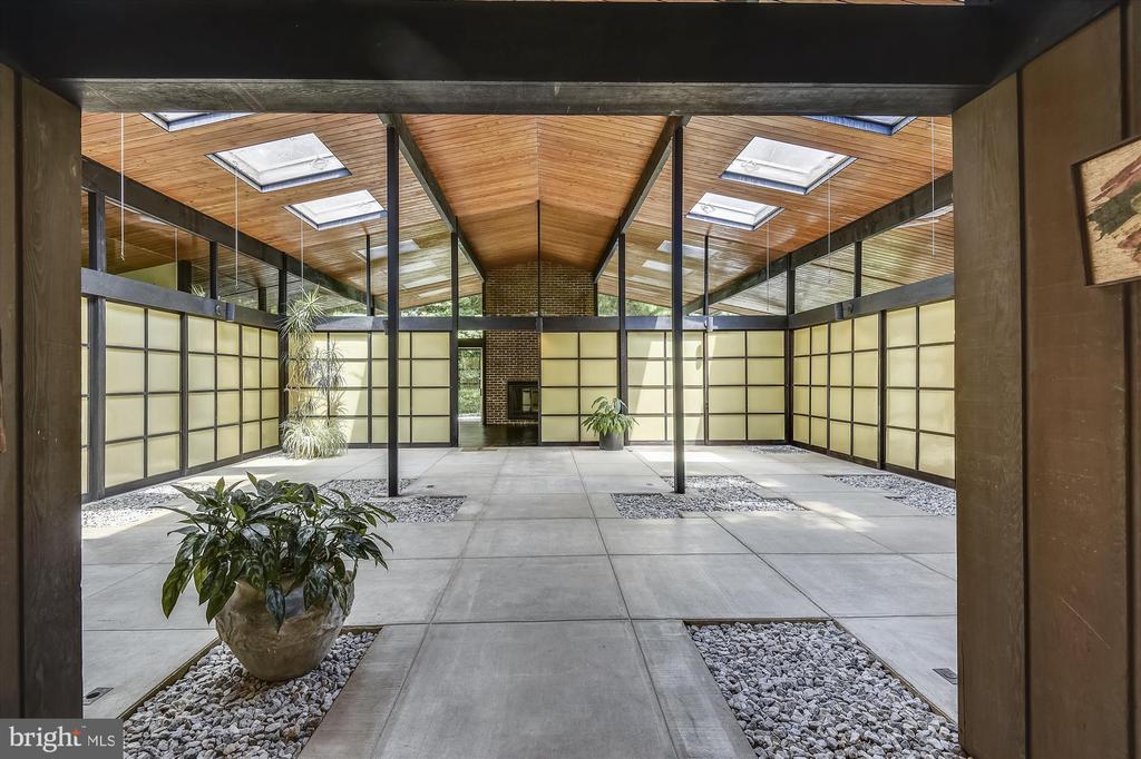 400 W WINDSOR AVENUE