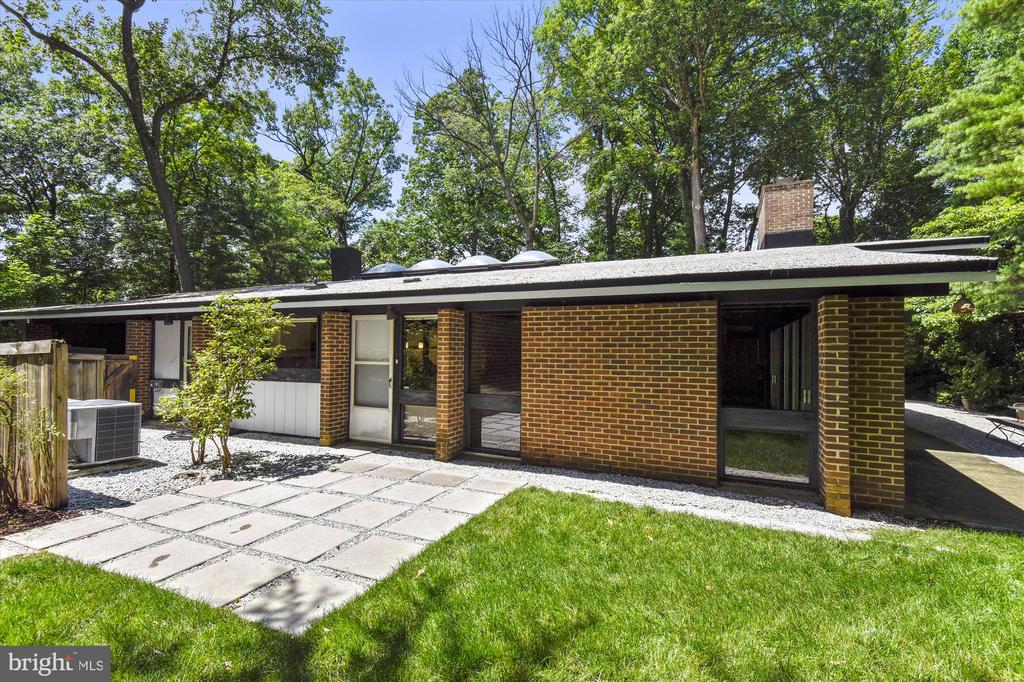 400 W WINDSOR AVENUE