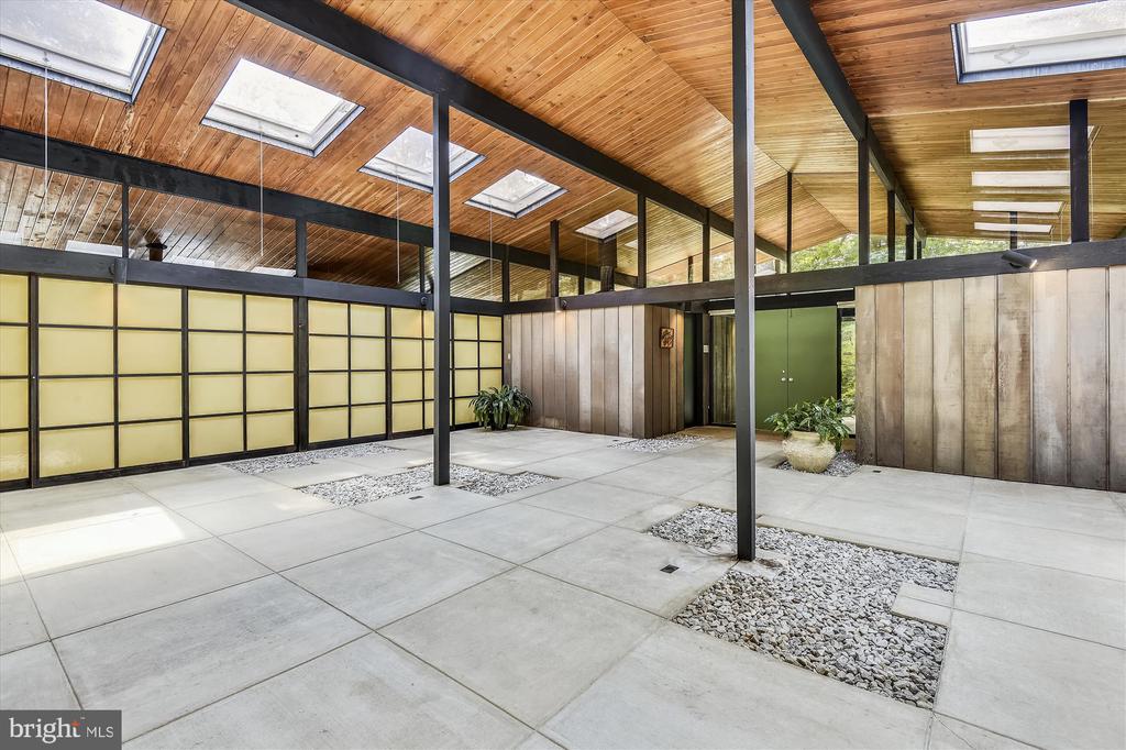 400 W WINDSOR AVENUE