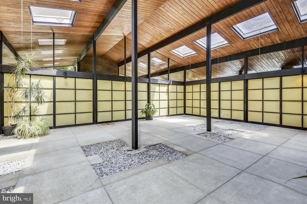400 W WINDSOR AVENUE