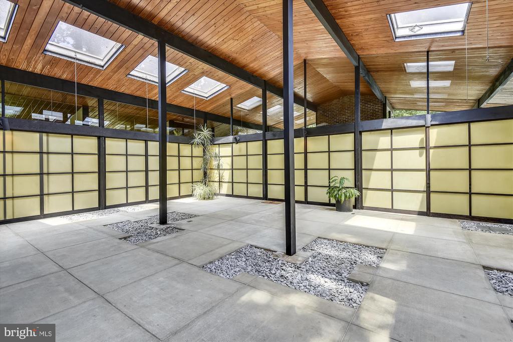 400 W WINDSOR AVENUE