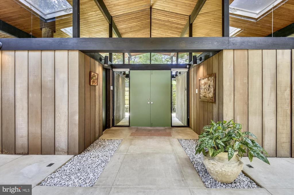 400 W WINDSOR AVENUE