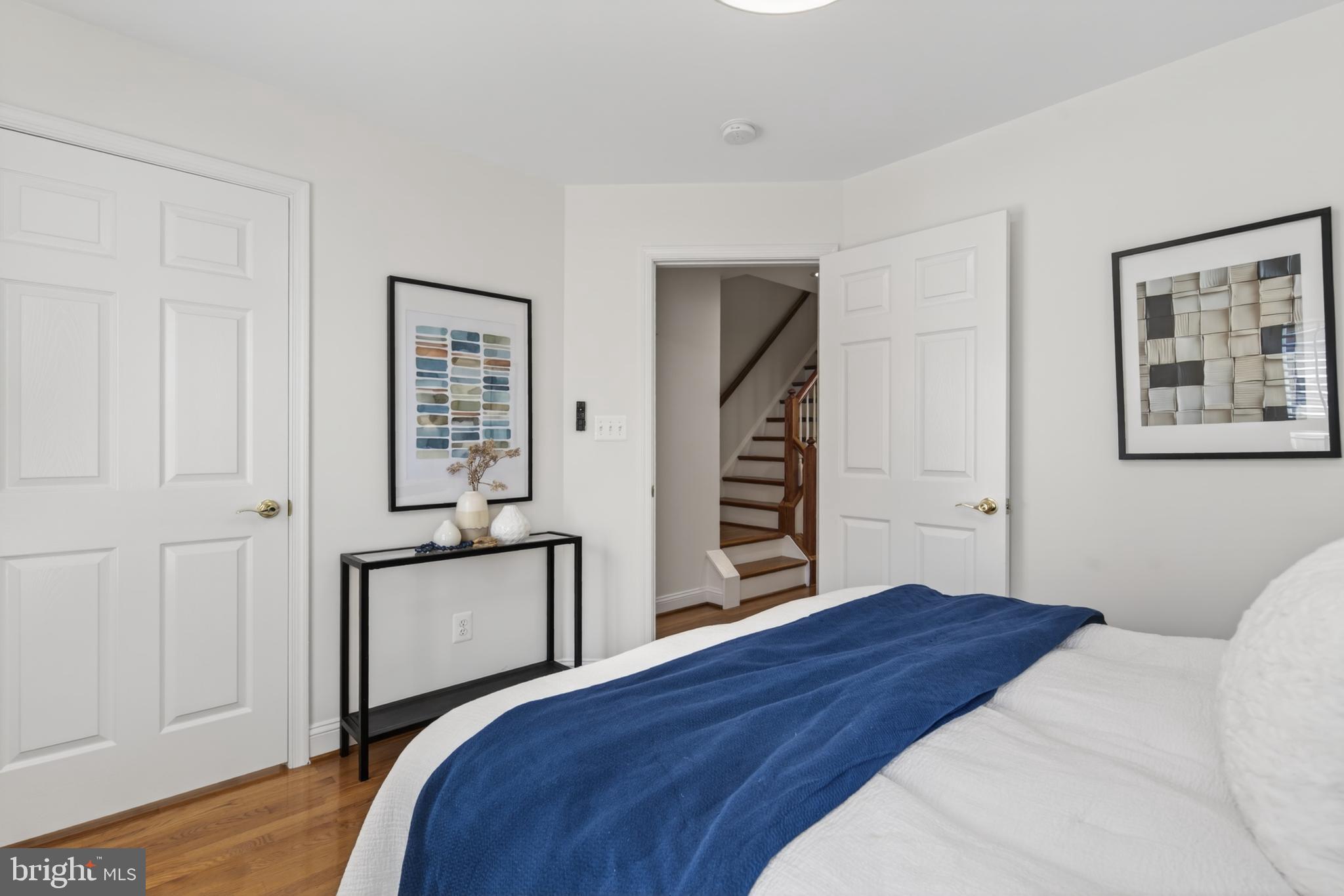 1221 ROUNDHOUSE LANE