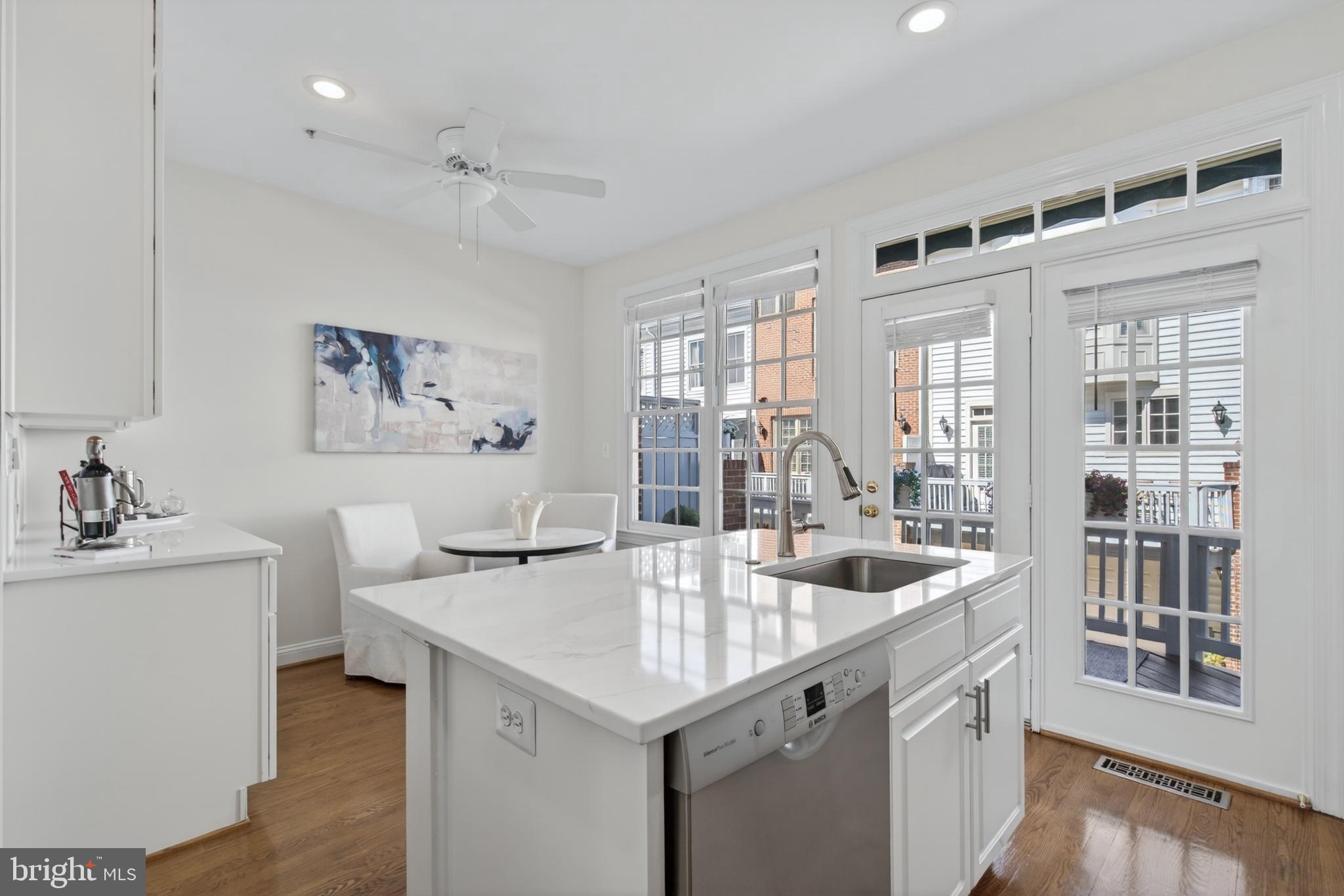1221 ROUNDHOUSE LANE