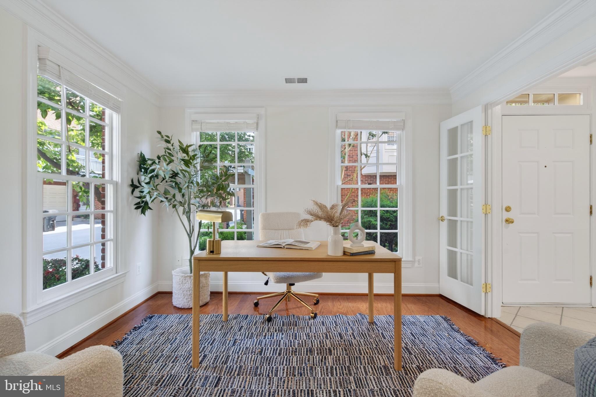 1221 ROUNDHOUSE LANE