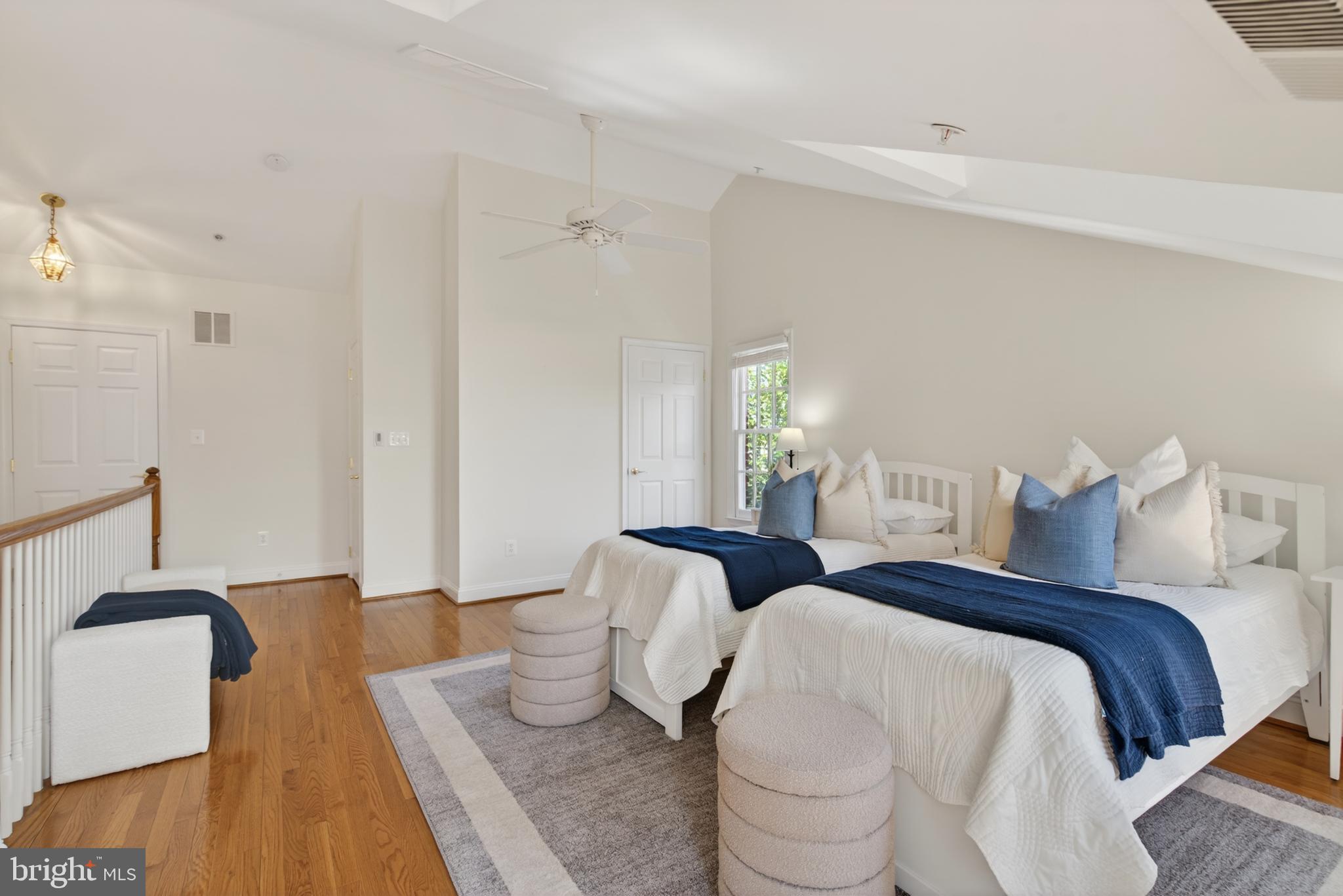 1221 ROUNDHOUSE LANE