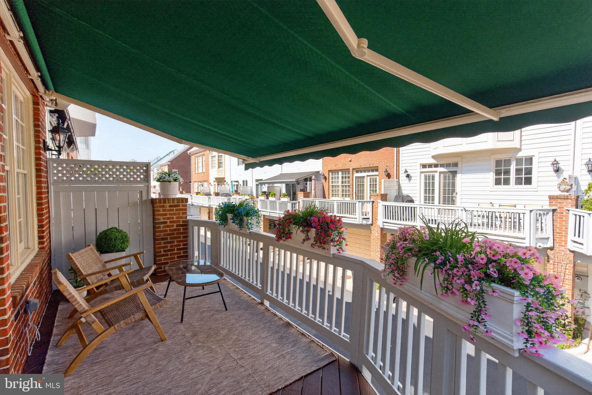 1221 ROUNDHOUSE LANE