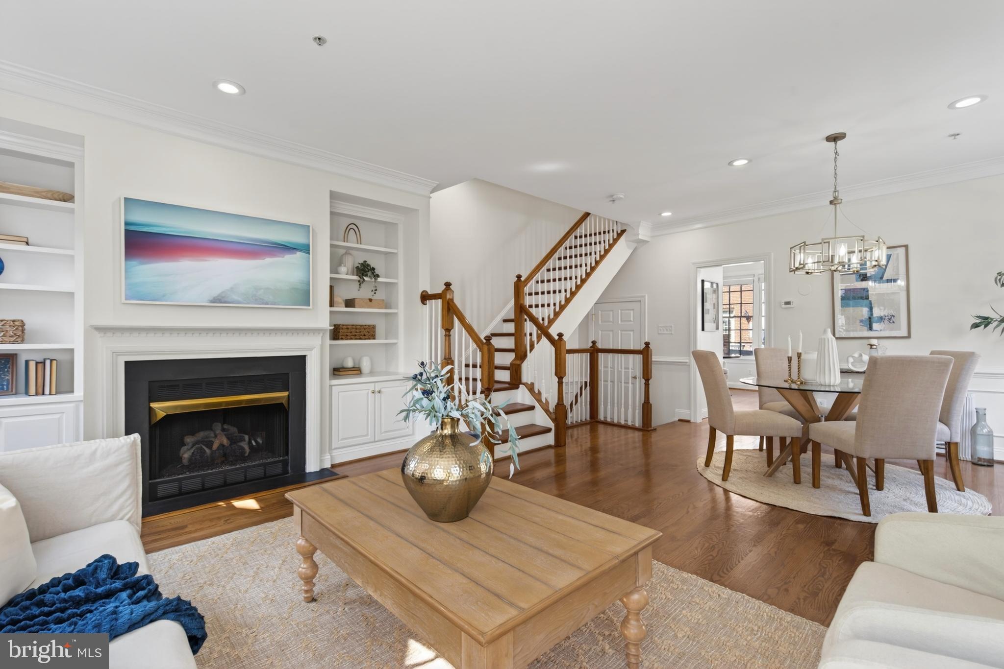 1221 ROUNDHOUSE LANE