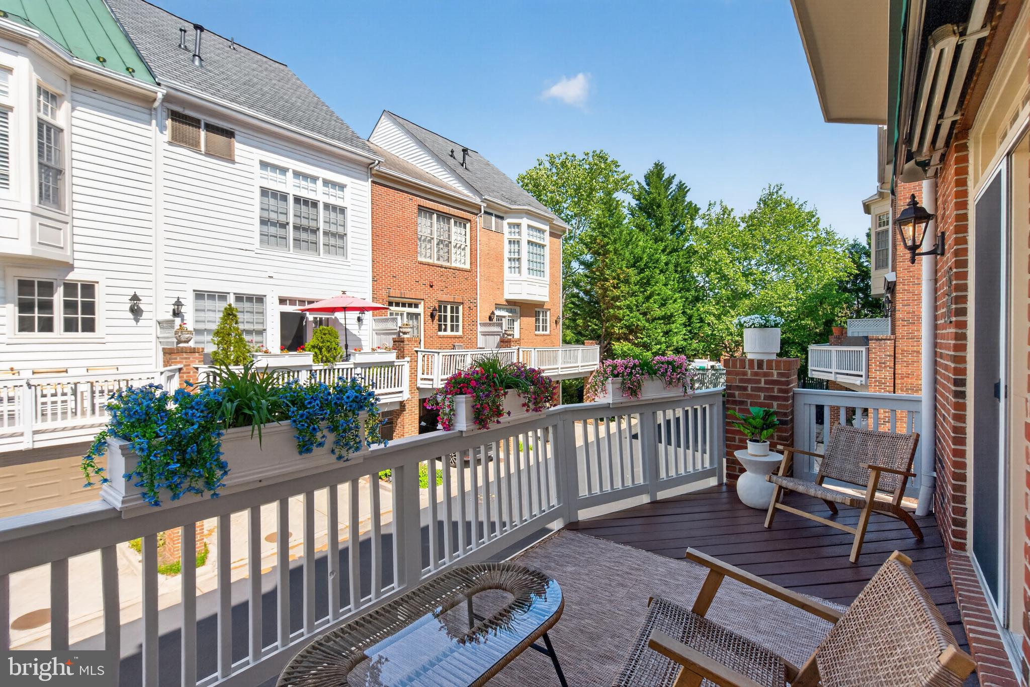 1221 ROUNDHOUSE LANE
