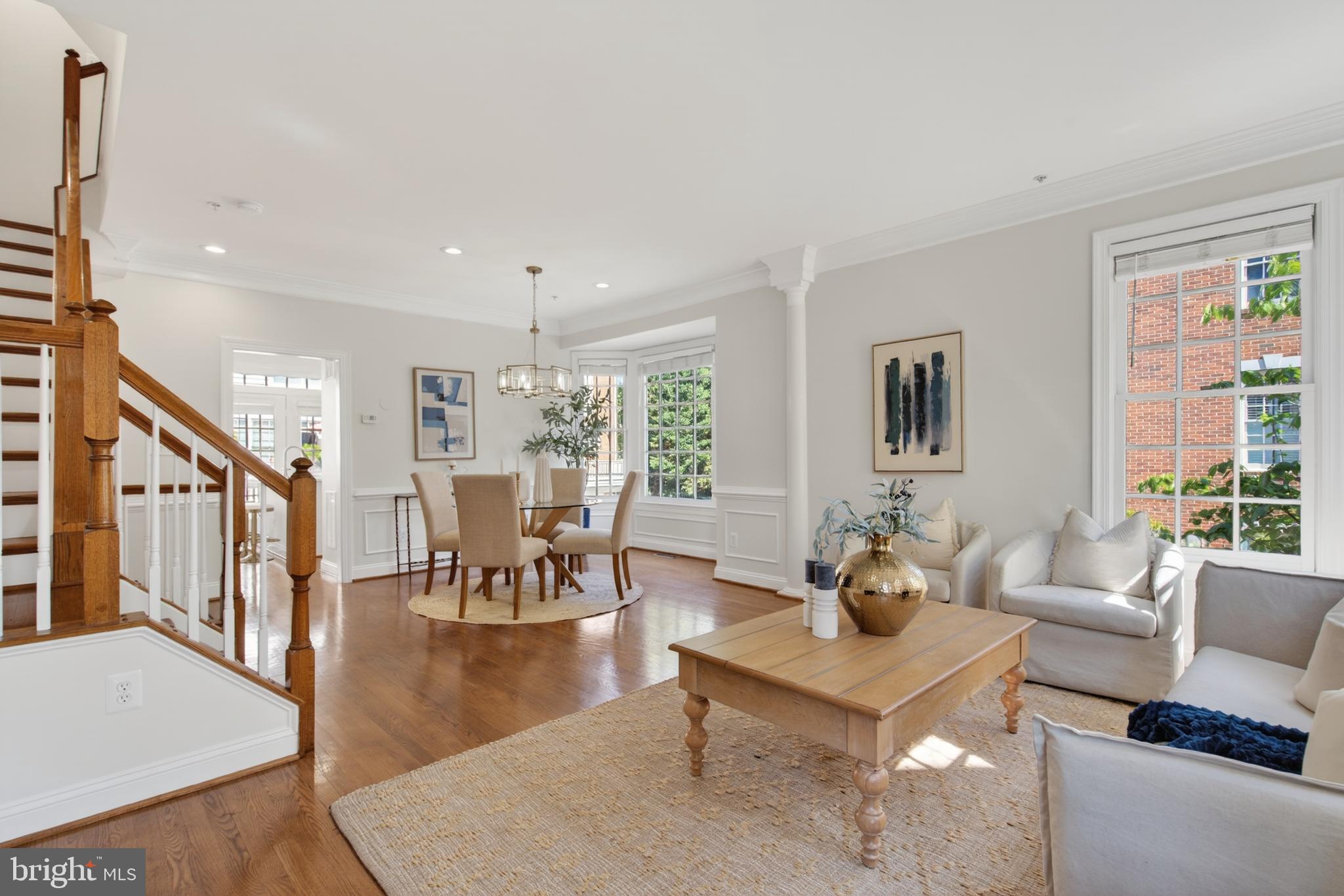 1221 ROUNDHOUSE LANE