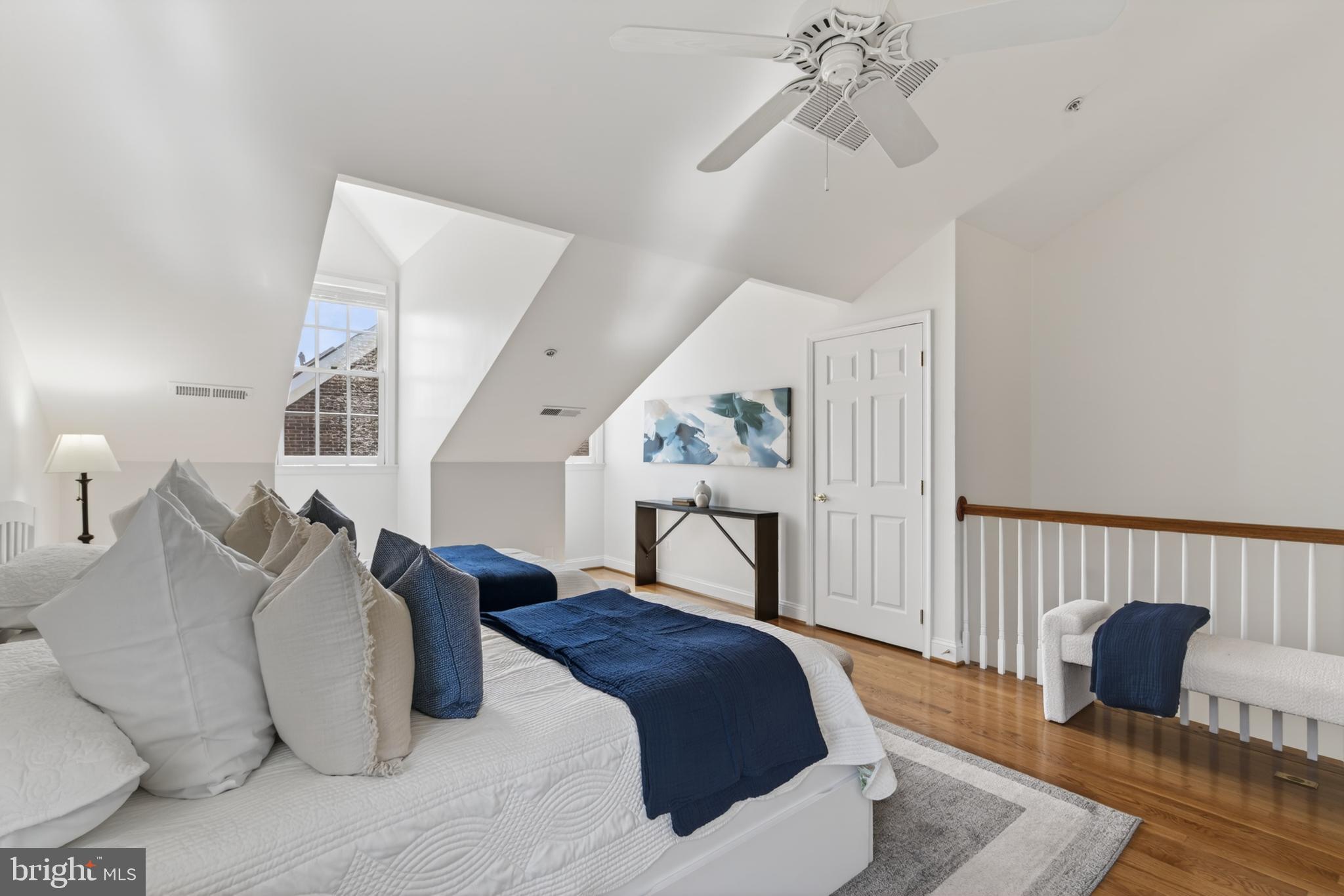 1221 ROUNDHOUSE LANE