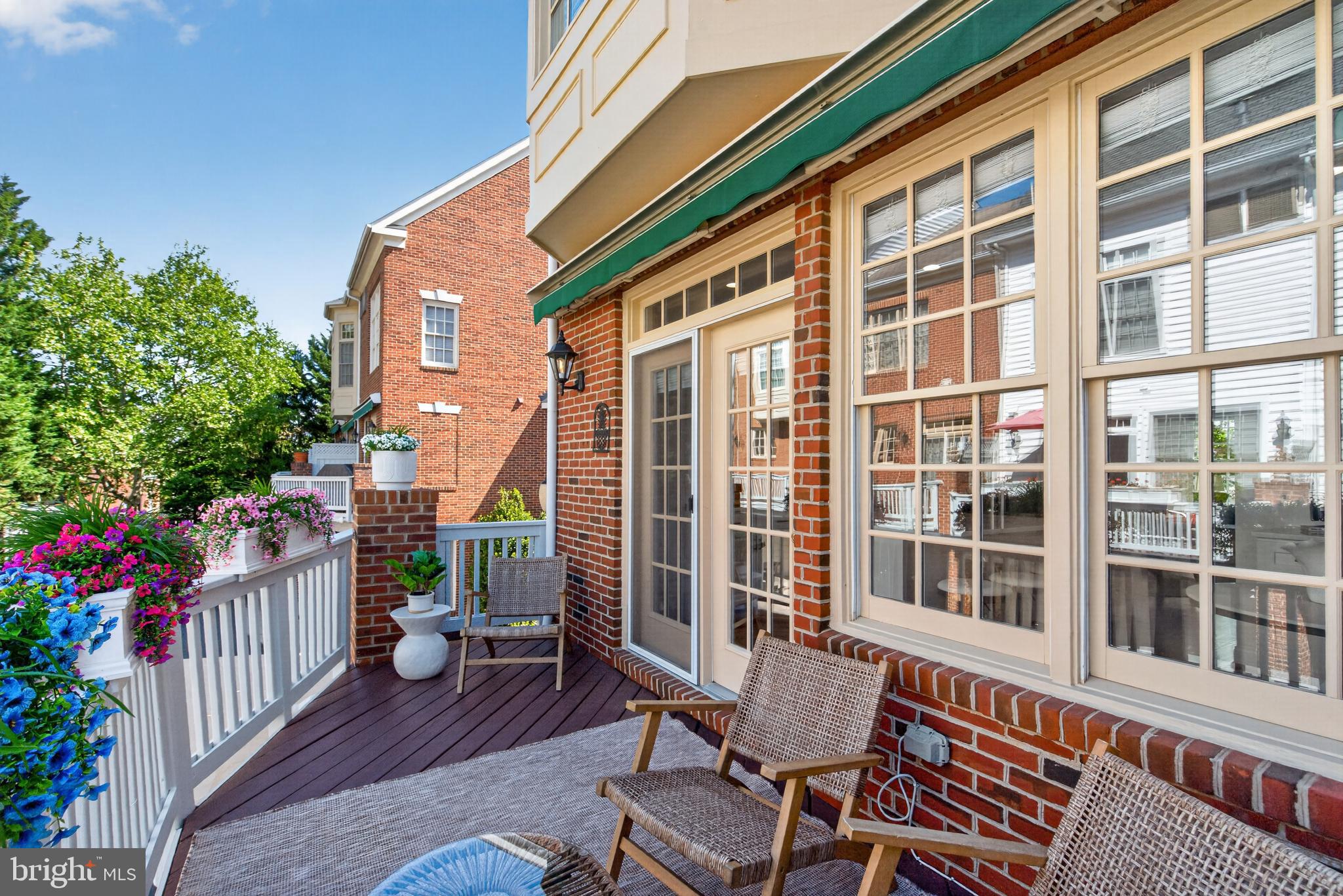 1221 ROUNDHOUSE LANE
