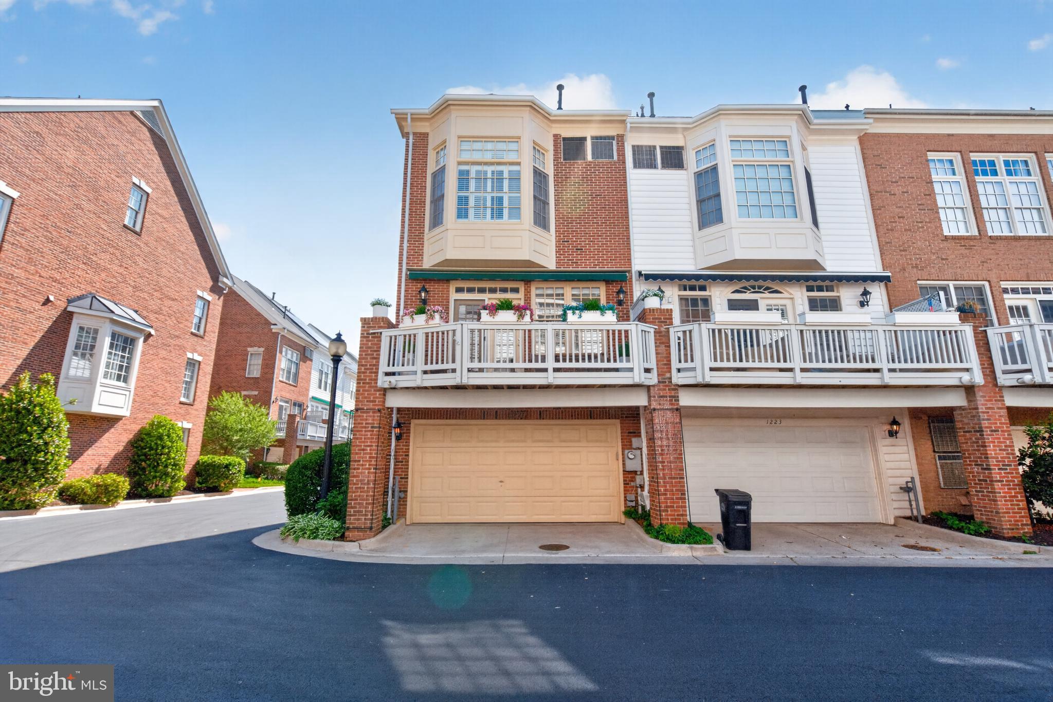 1221 ROUNDHOUSE LANE