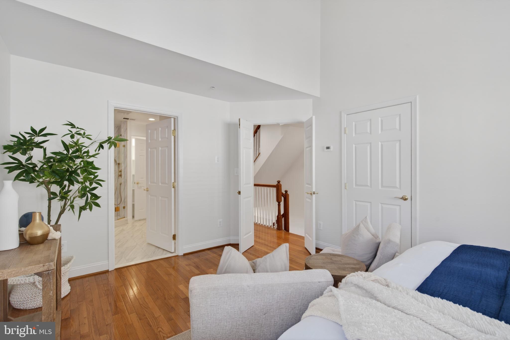 1221 ROUNDHOUSE LANE