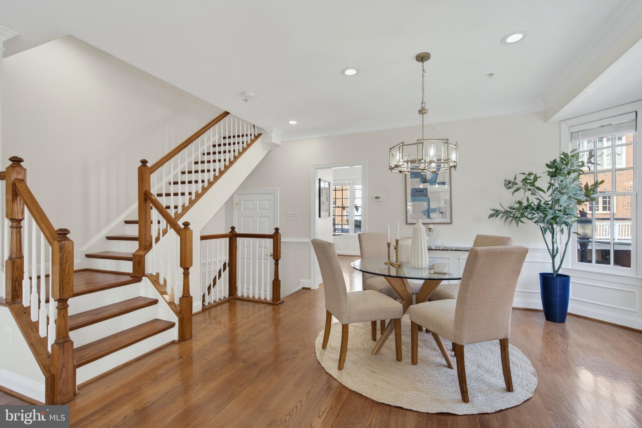 1221 ROUNDHOUSE LANE