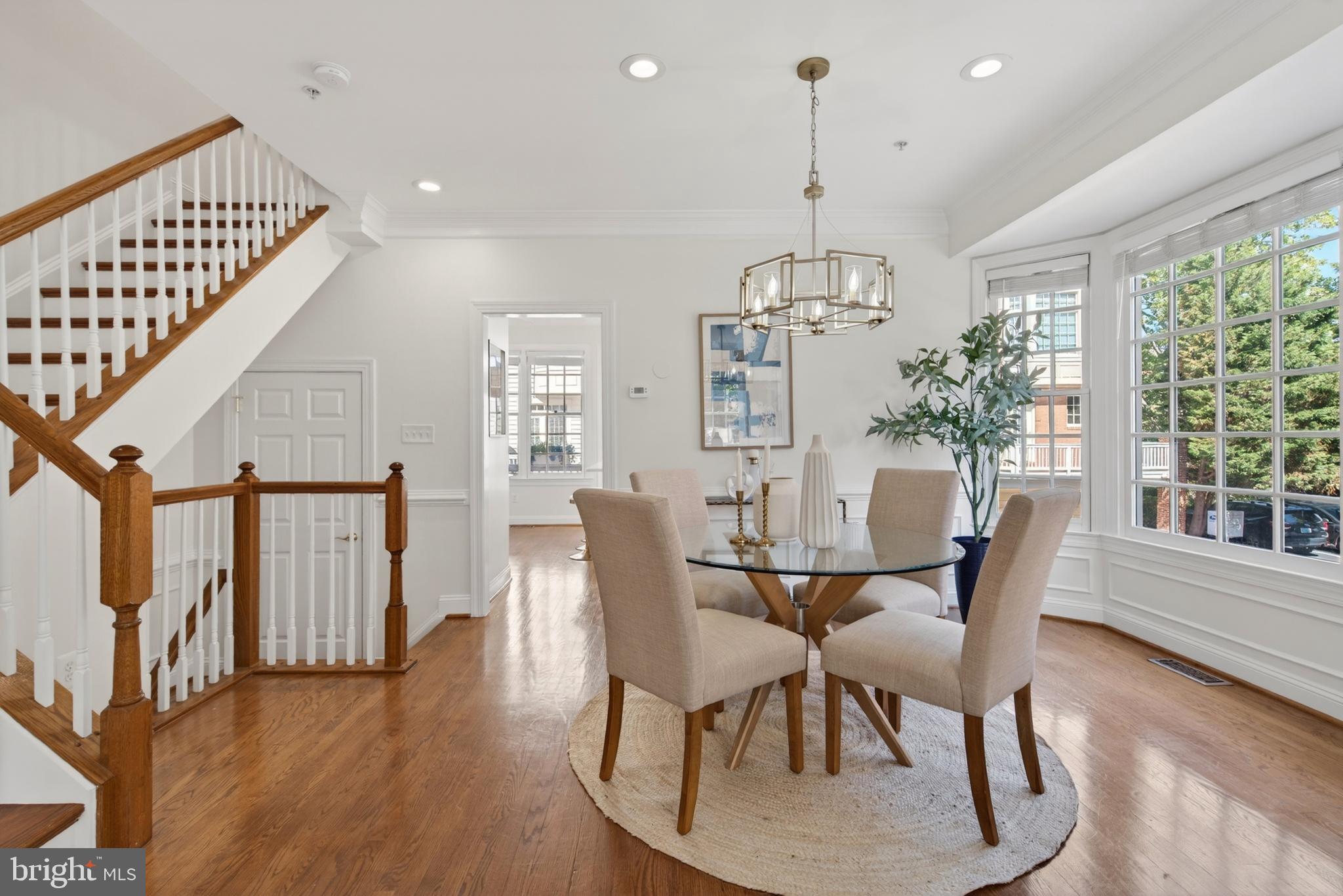 1221 ROUNDHOUSE LANE