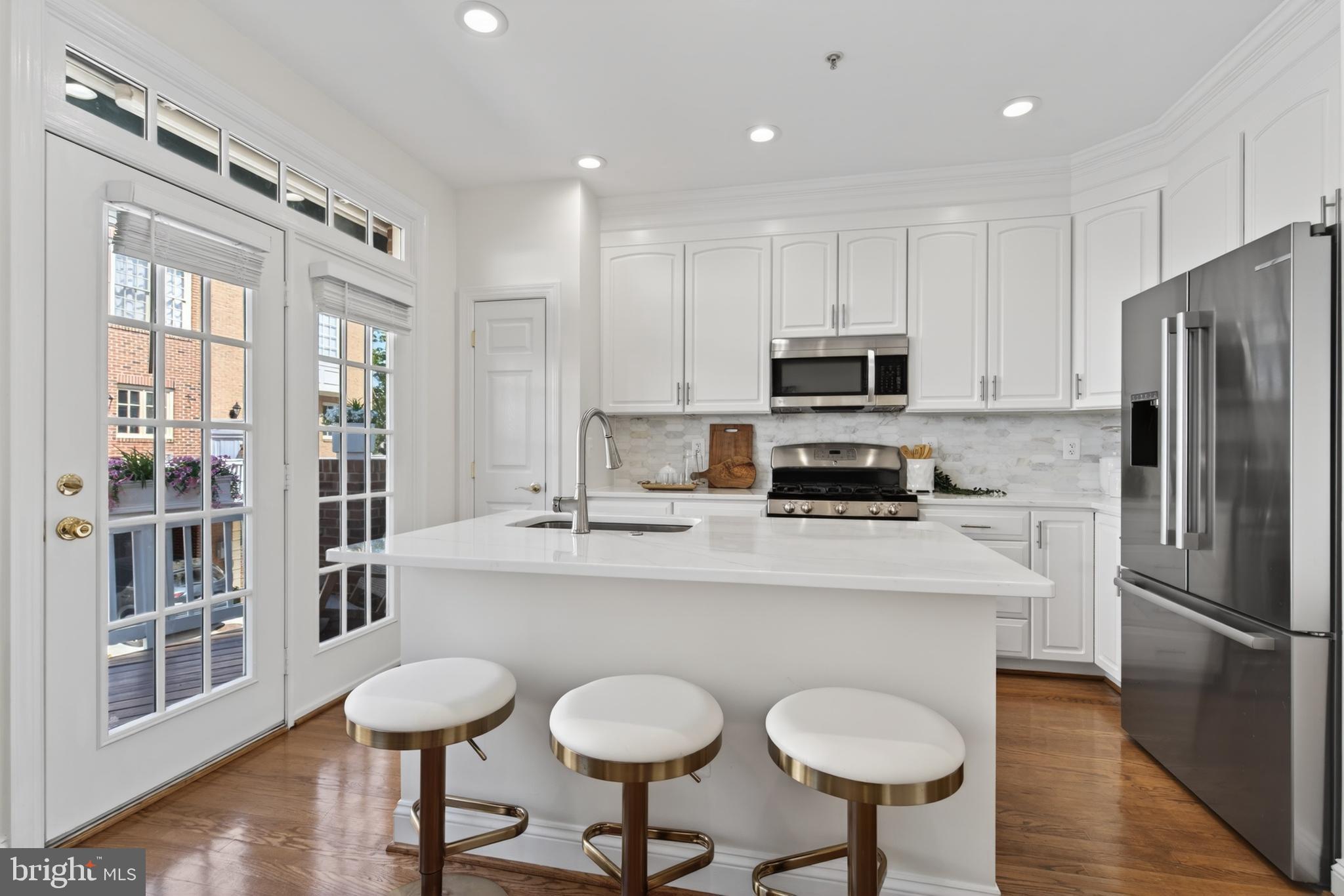 1221 ROUNDHOUSE LANE