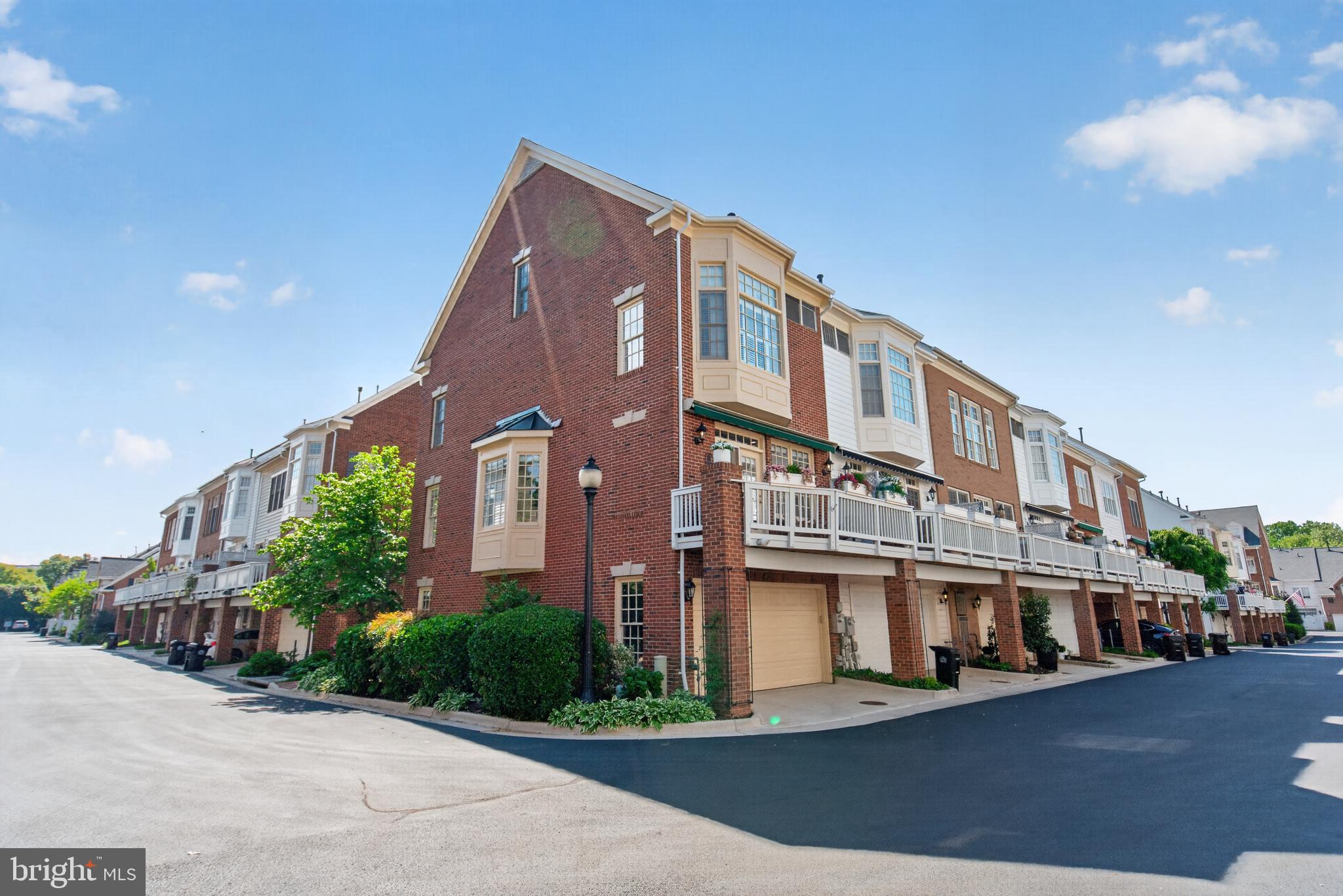 1221 ROUNDHOUSE LANE