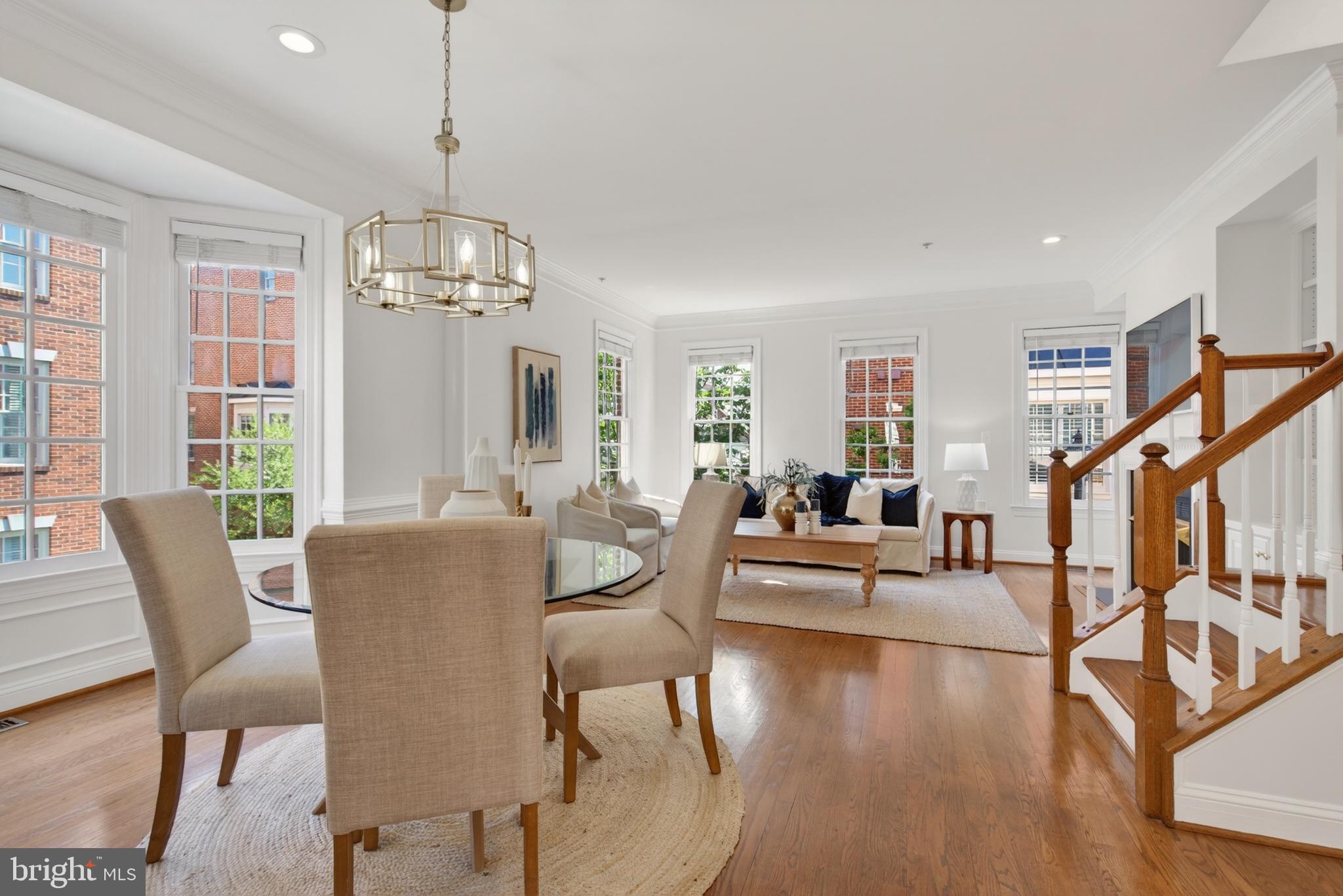 1221 ROUNDHOUSE LANE