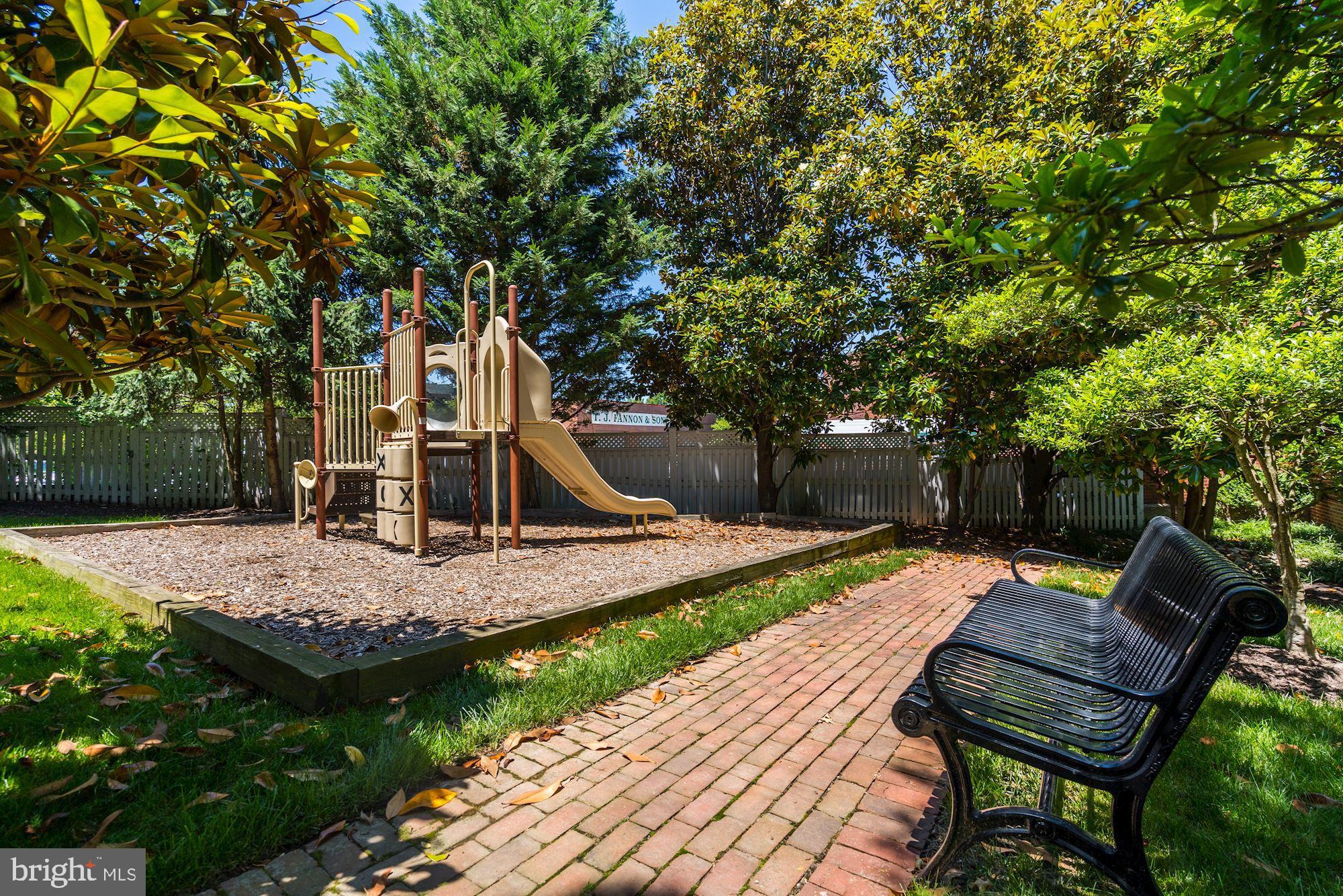 1221 ROUNDHOUSE LANE