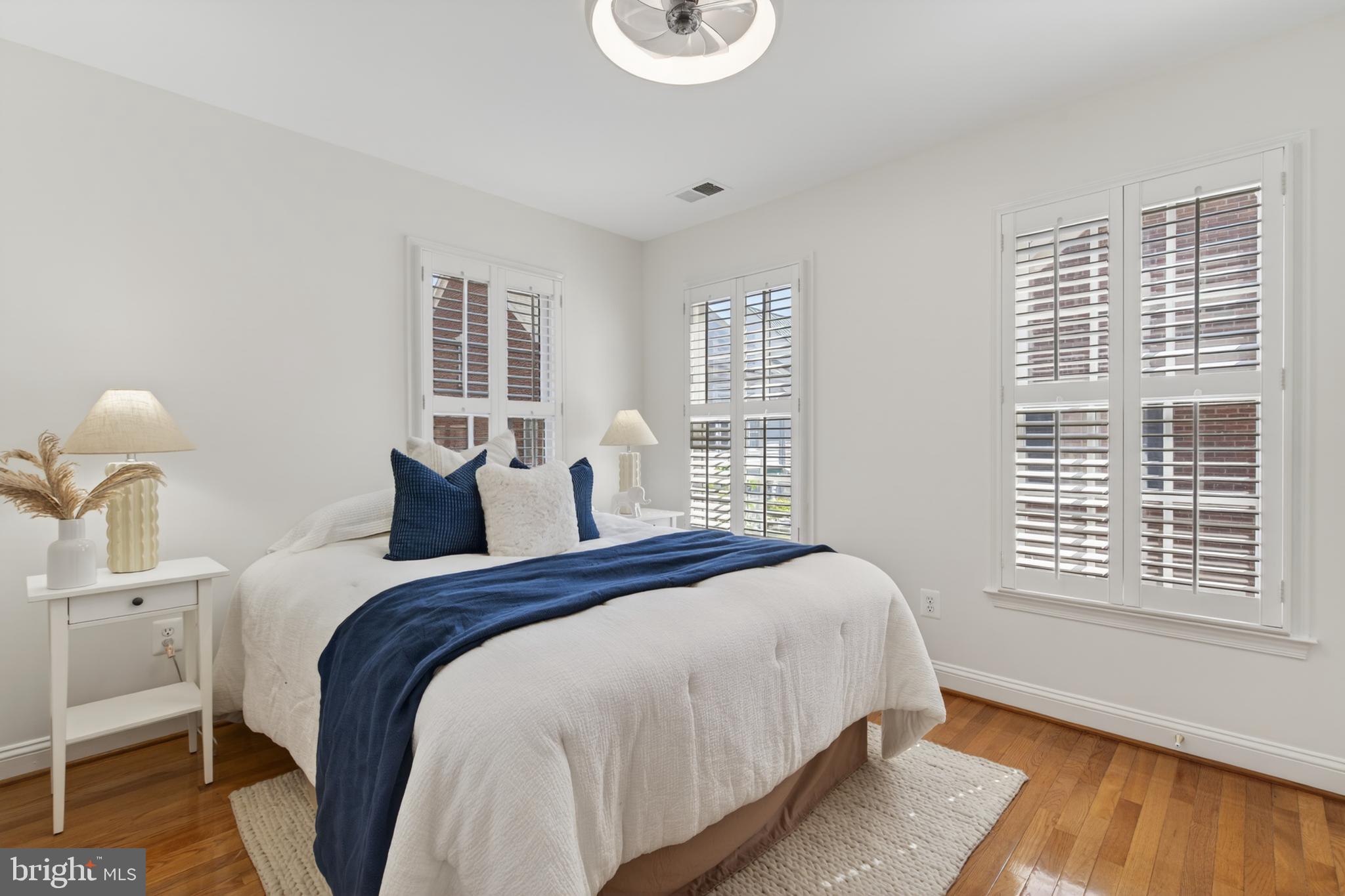 1221 ROUNDHOUSE LANE
