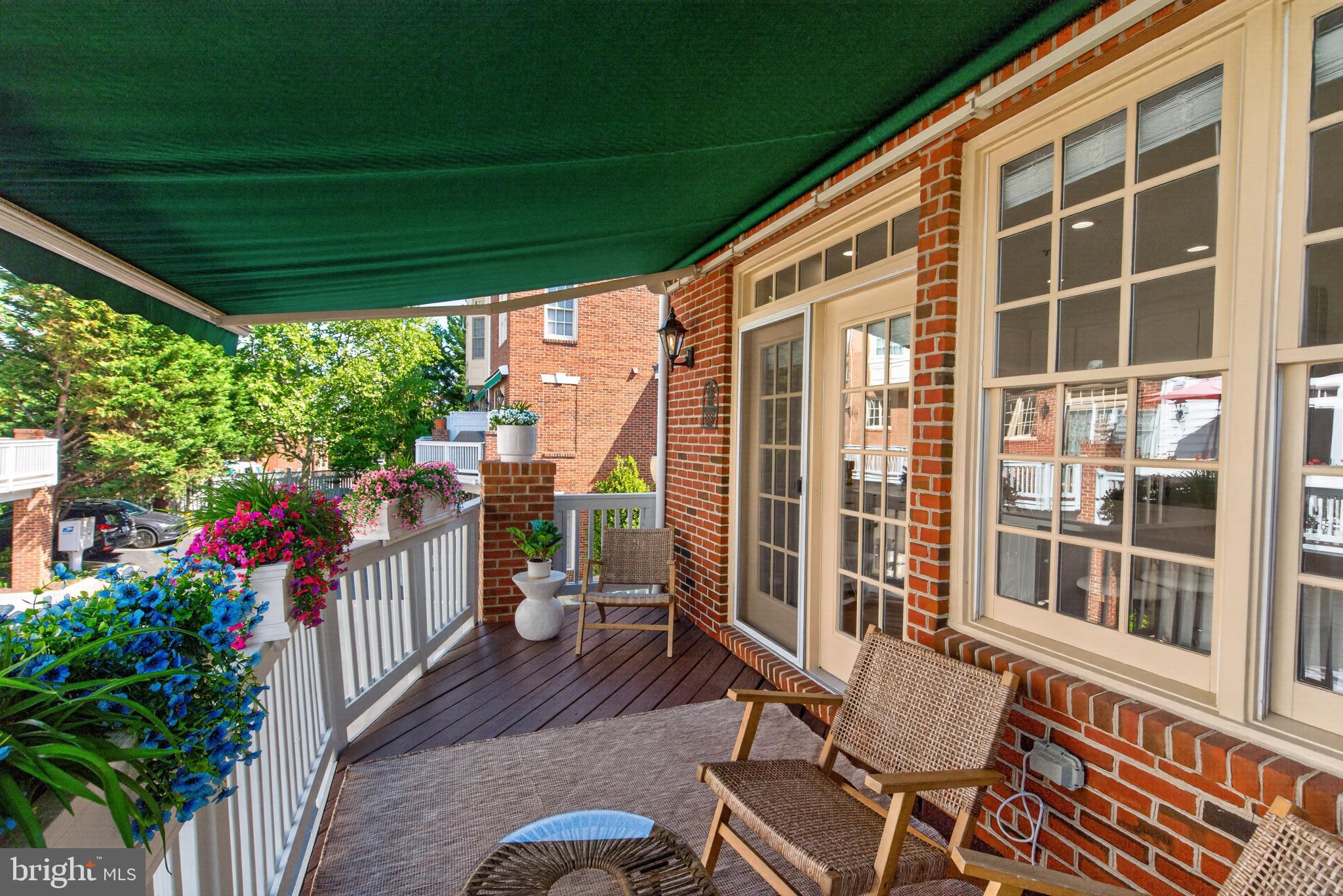 1221 ROUNDHOUSE LANE