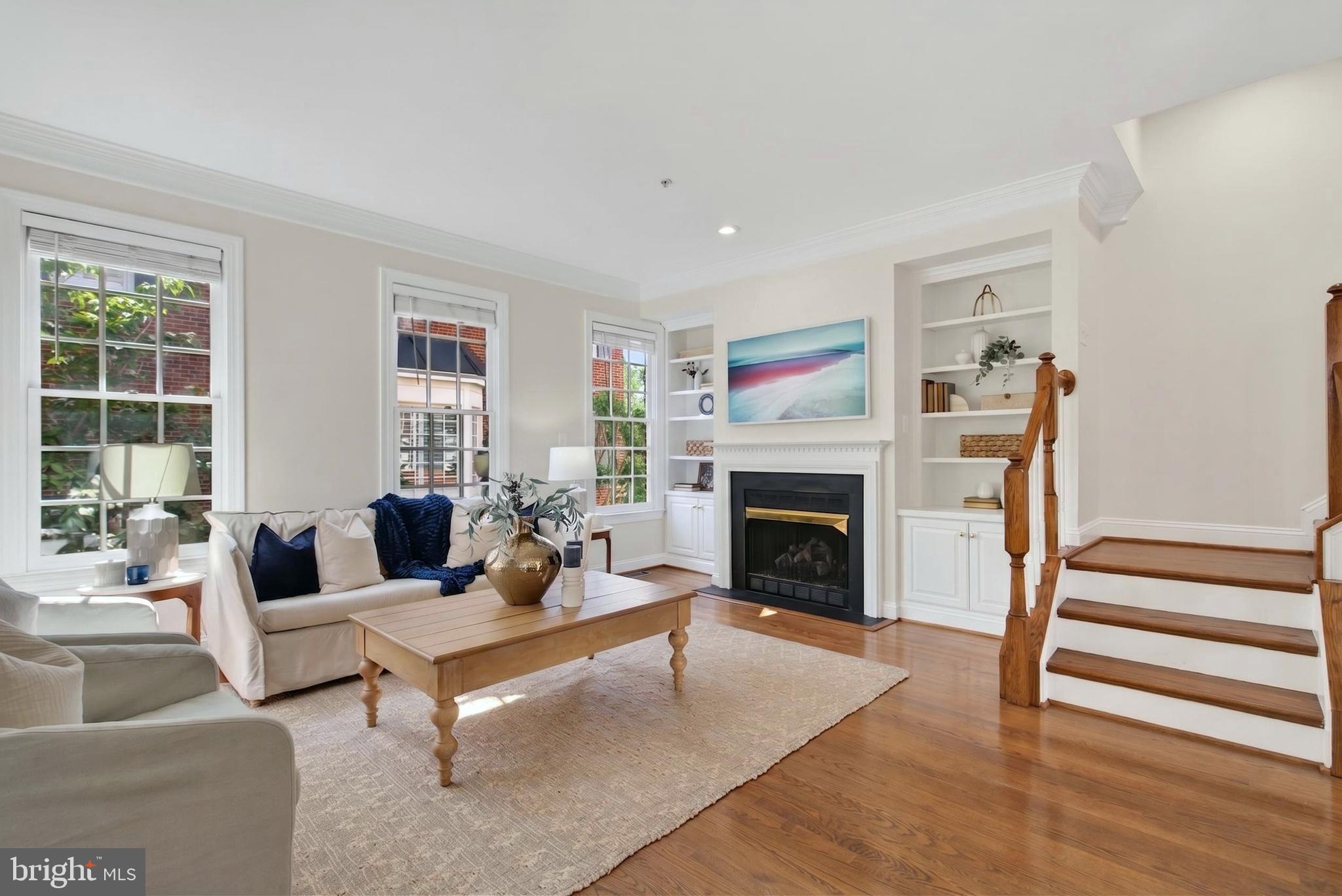 1221 ROUNDHOUSE LANE