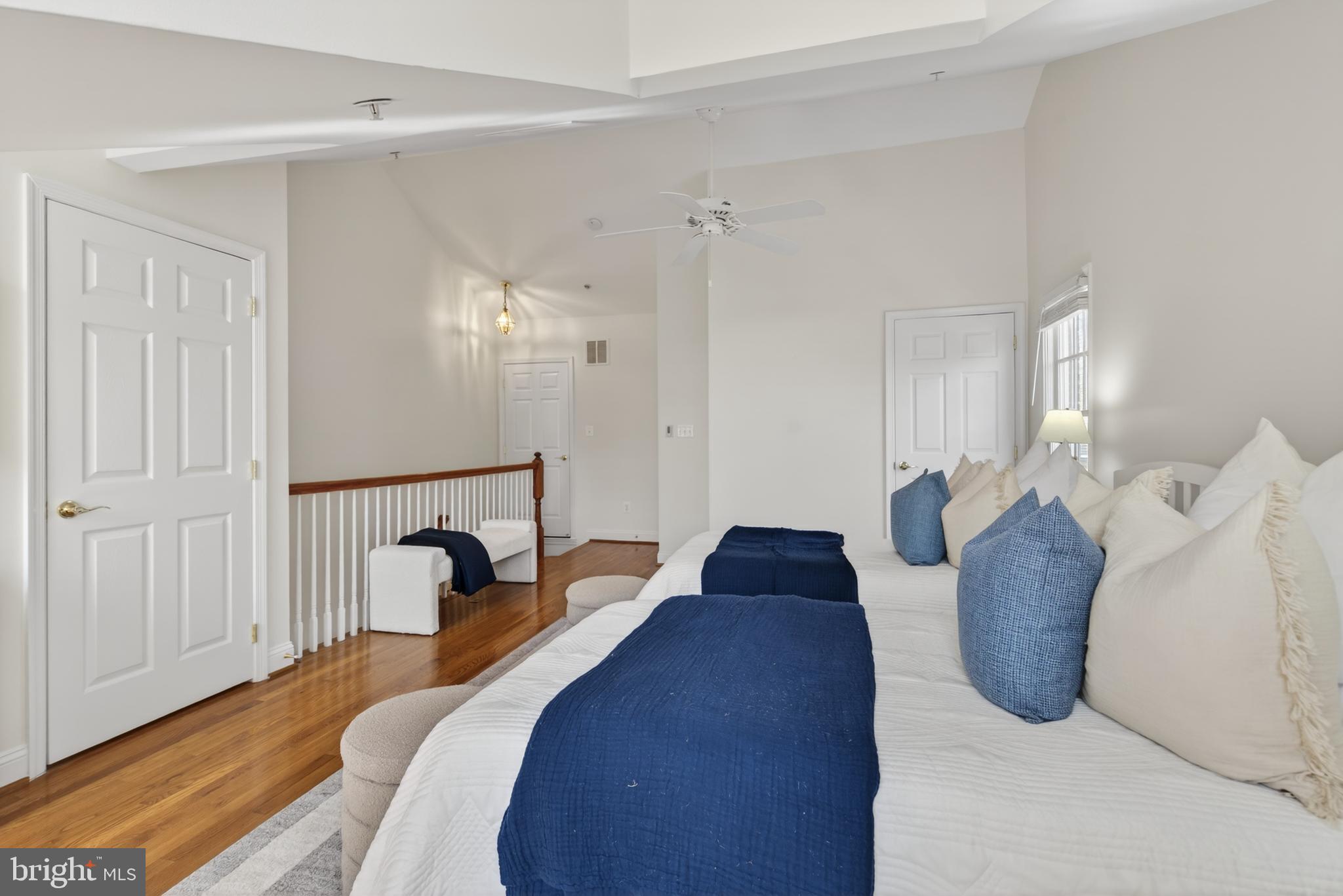 1221 ROUNDHOUSE LANE