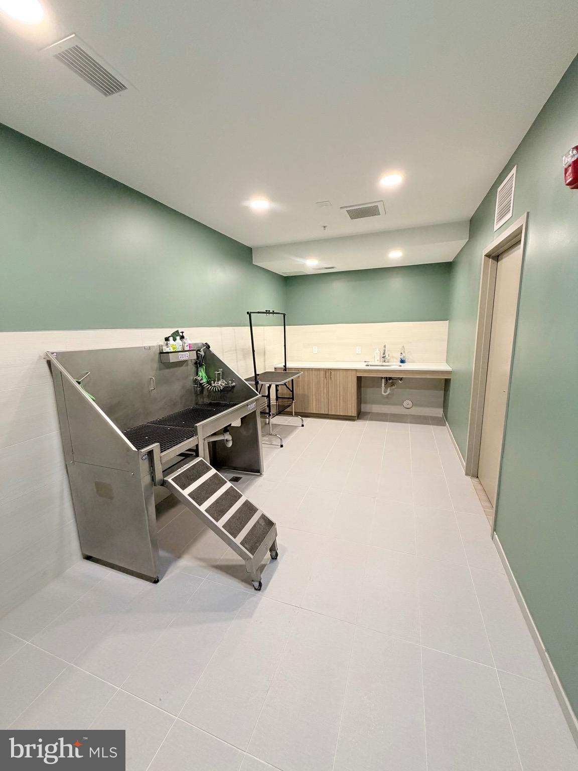 635 SLATERS LANE 301