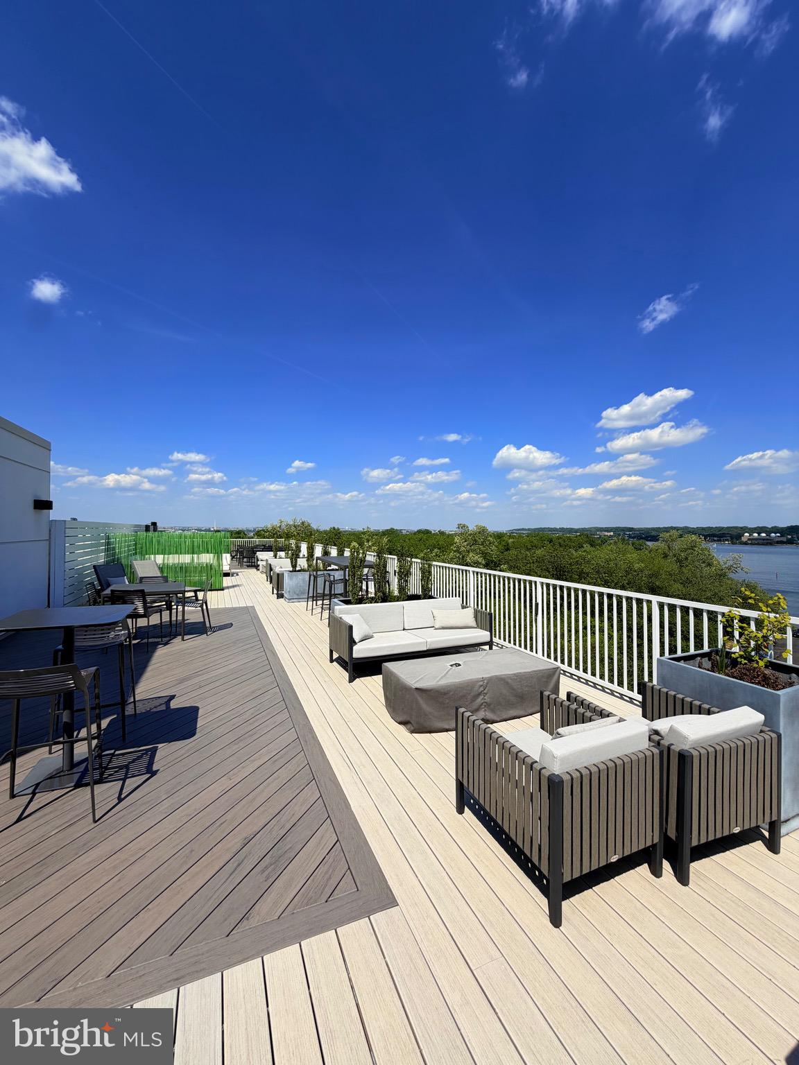 635 SLATERS LANE 301