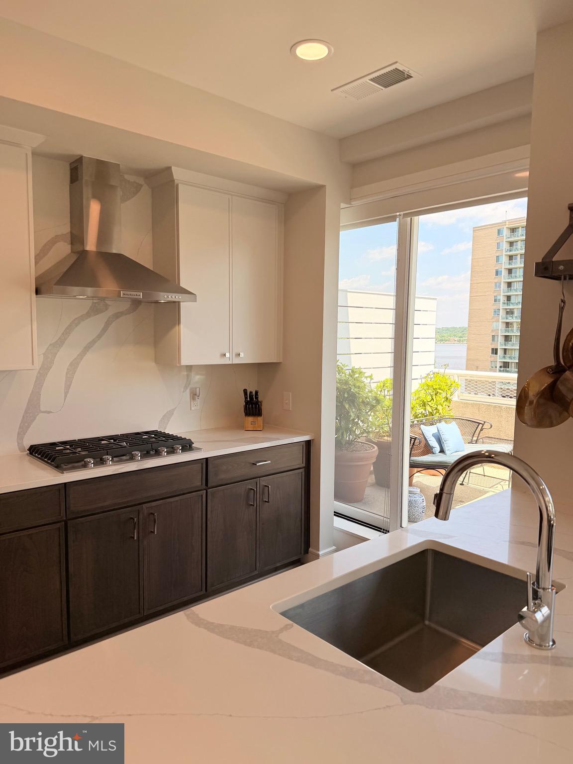 635 SLATERS LANE 301