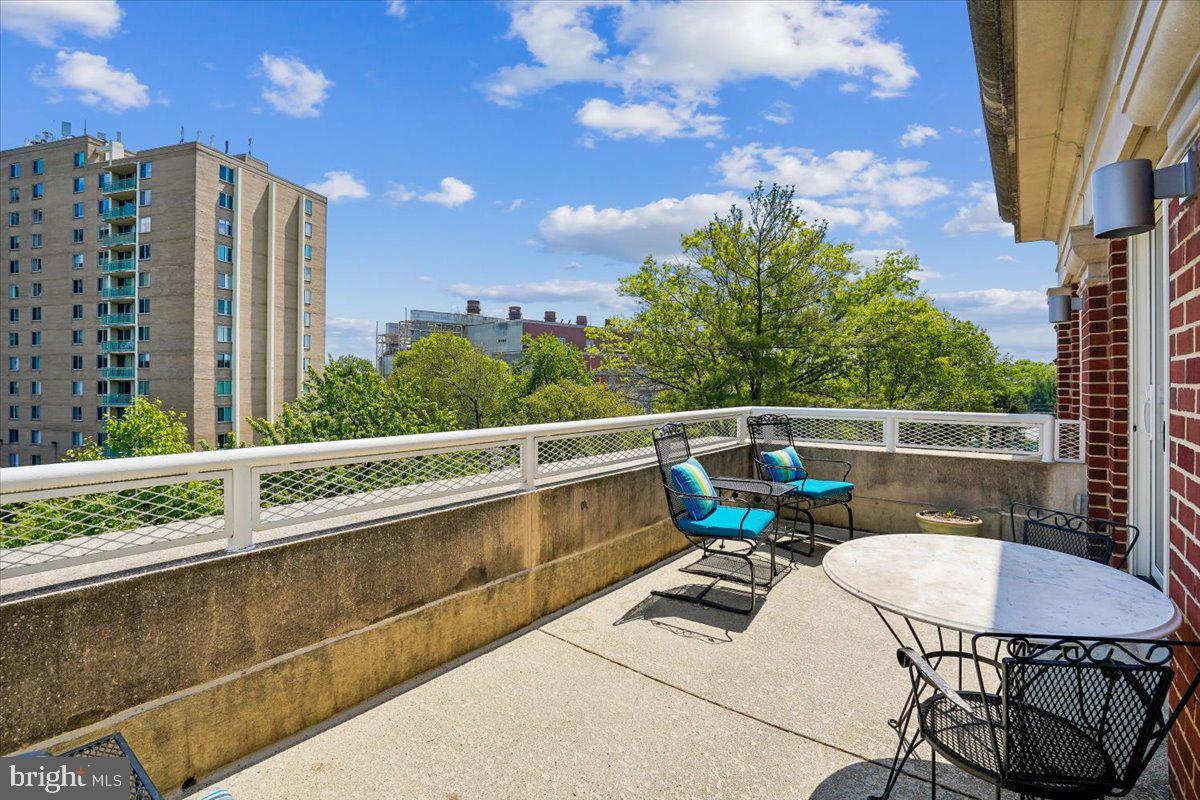 635 SLATERS LANE 301
