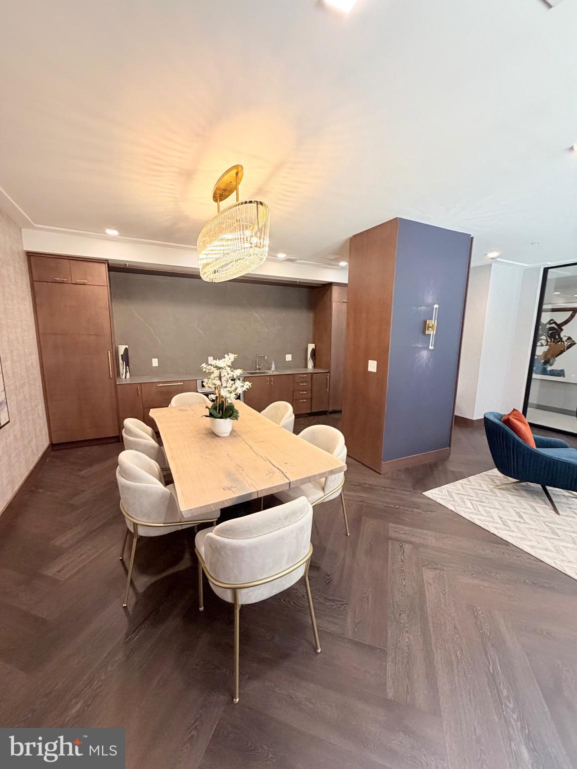 635 SLATERS LANE 301