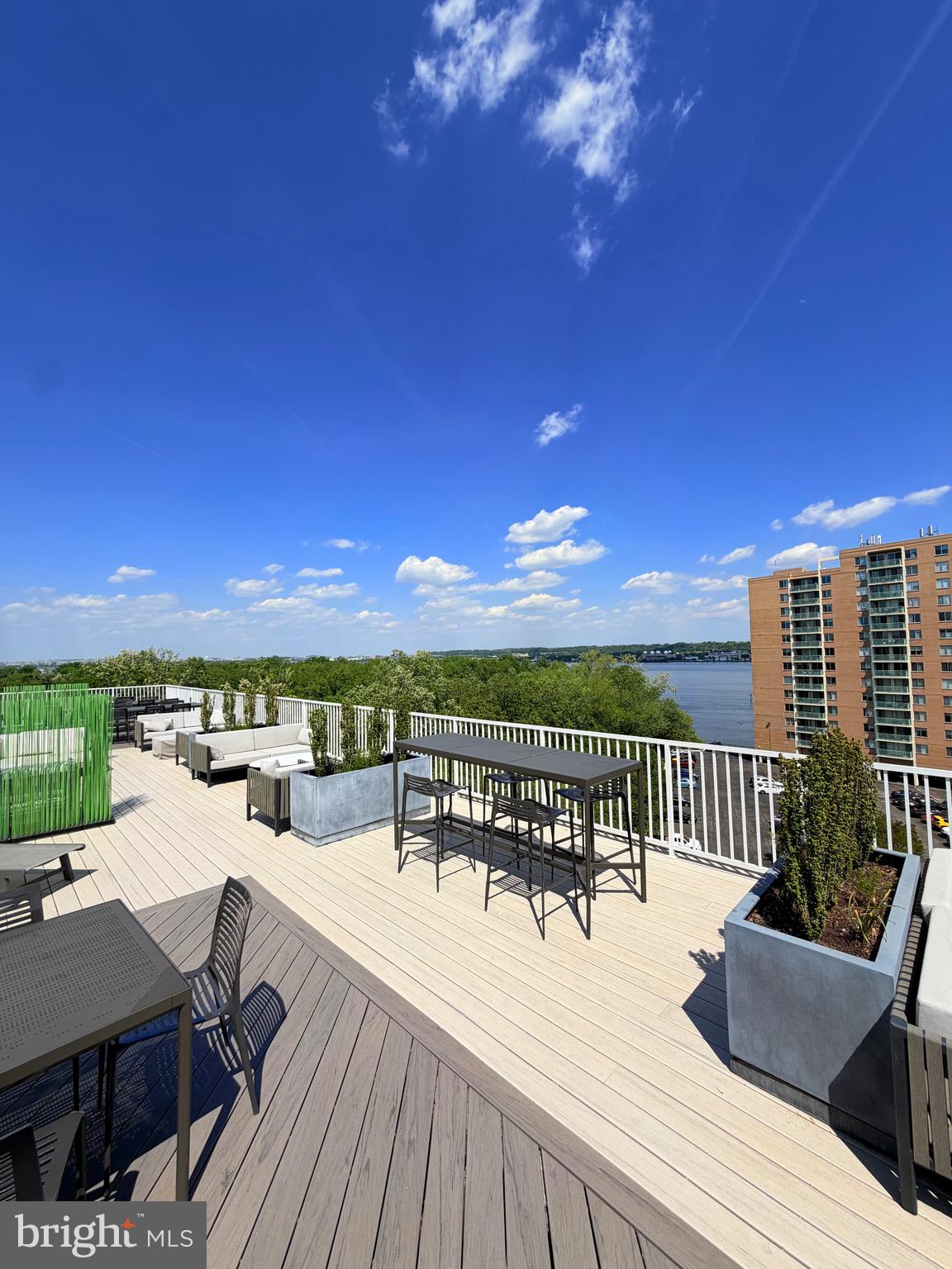 635 SLATERS LANE 301