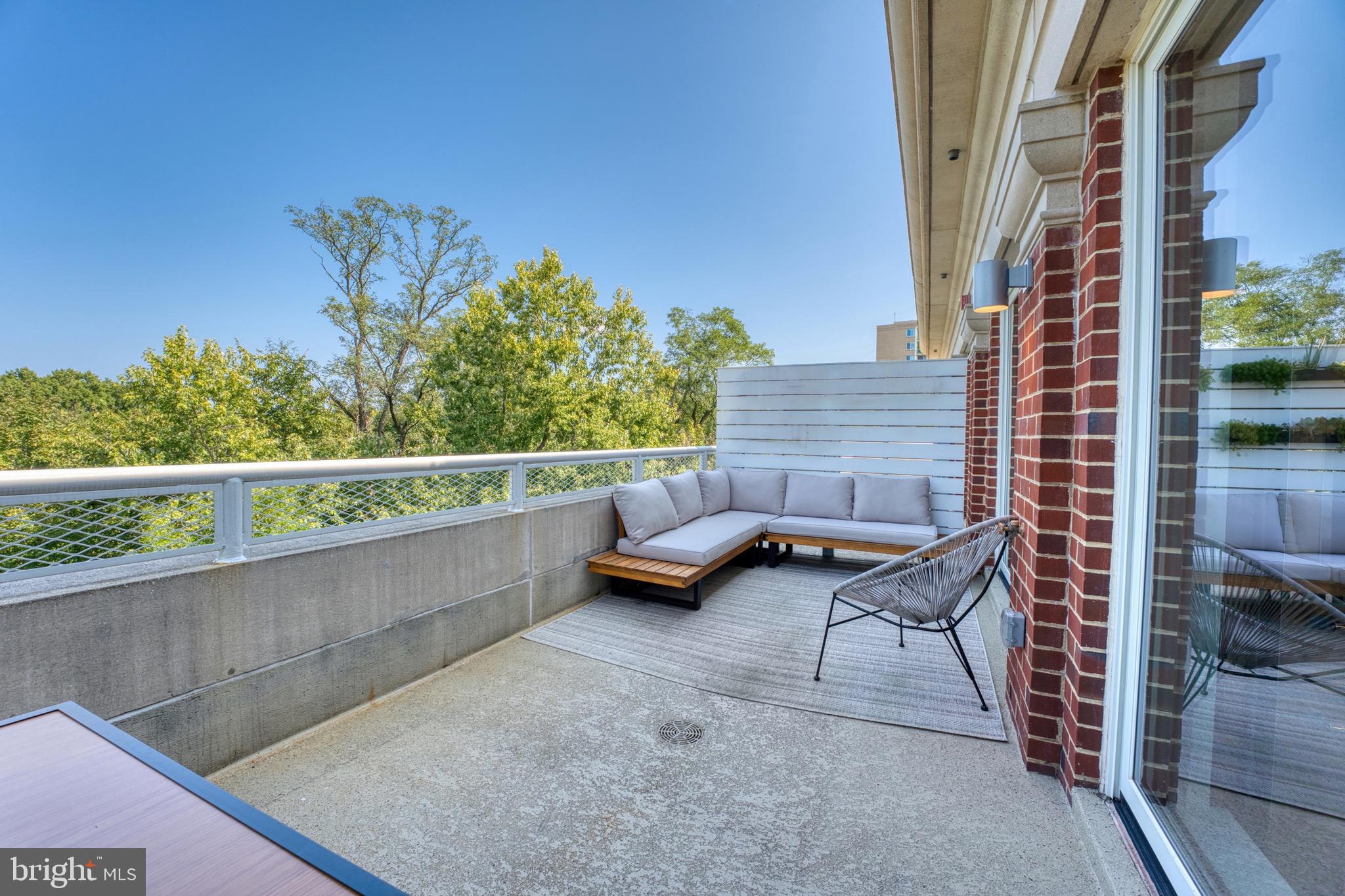 635 SLATERS LANE 306