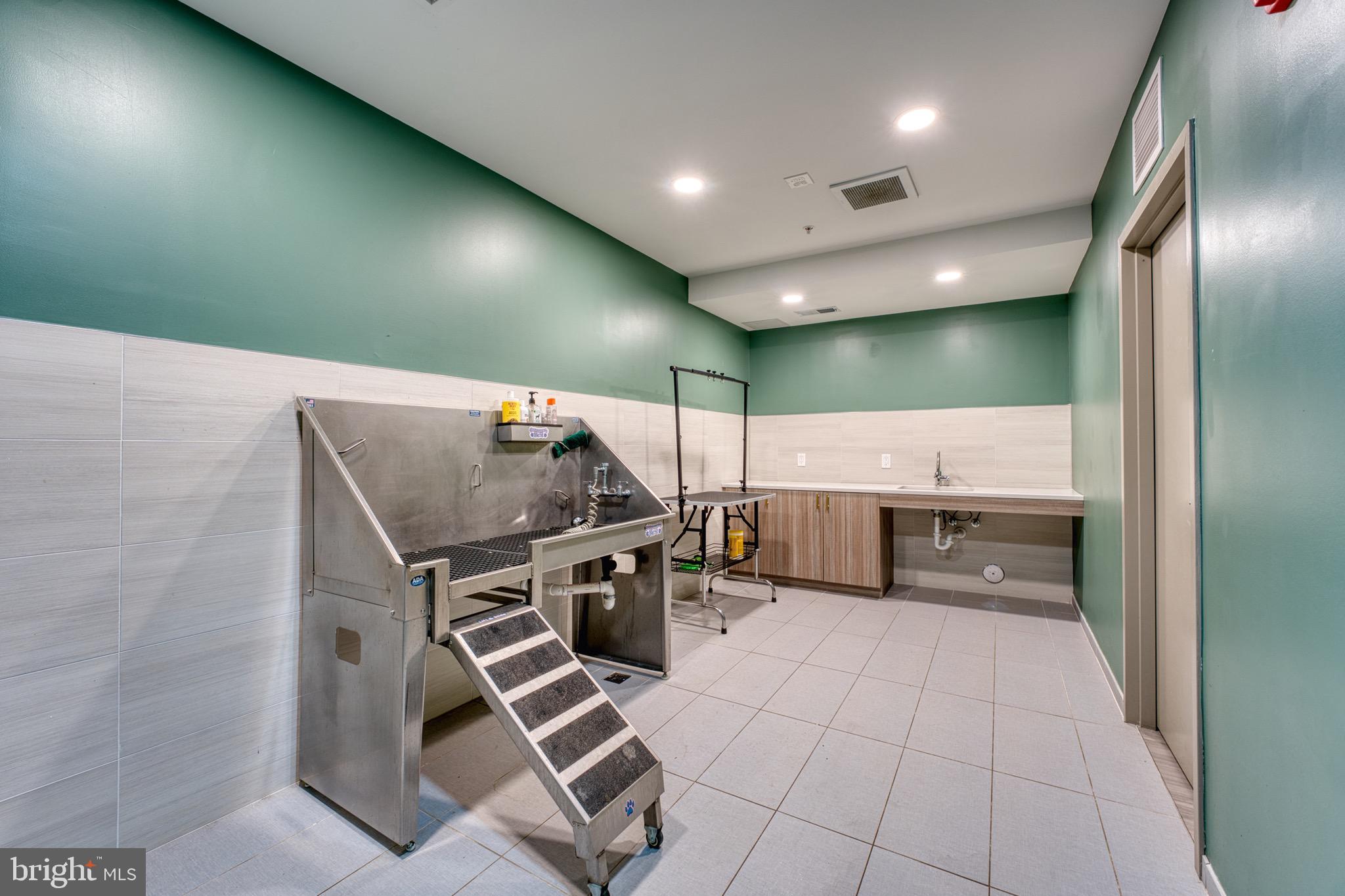 635 SLATERS LANE 306
