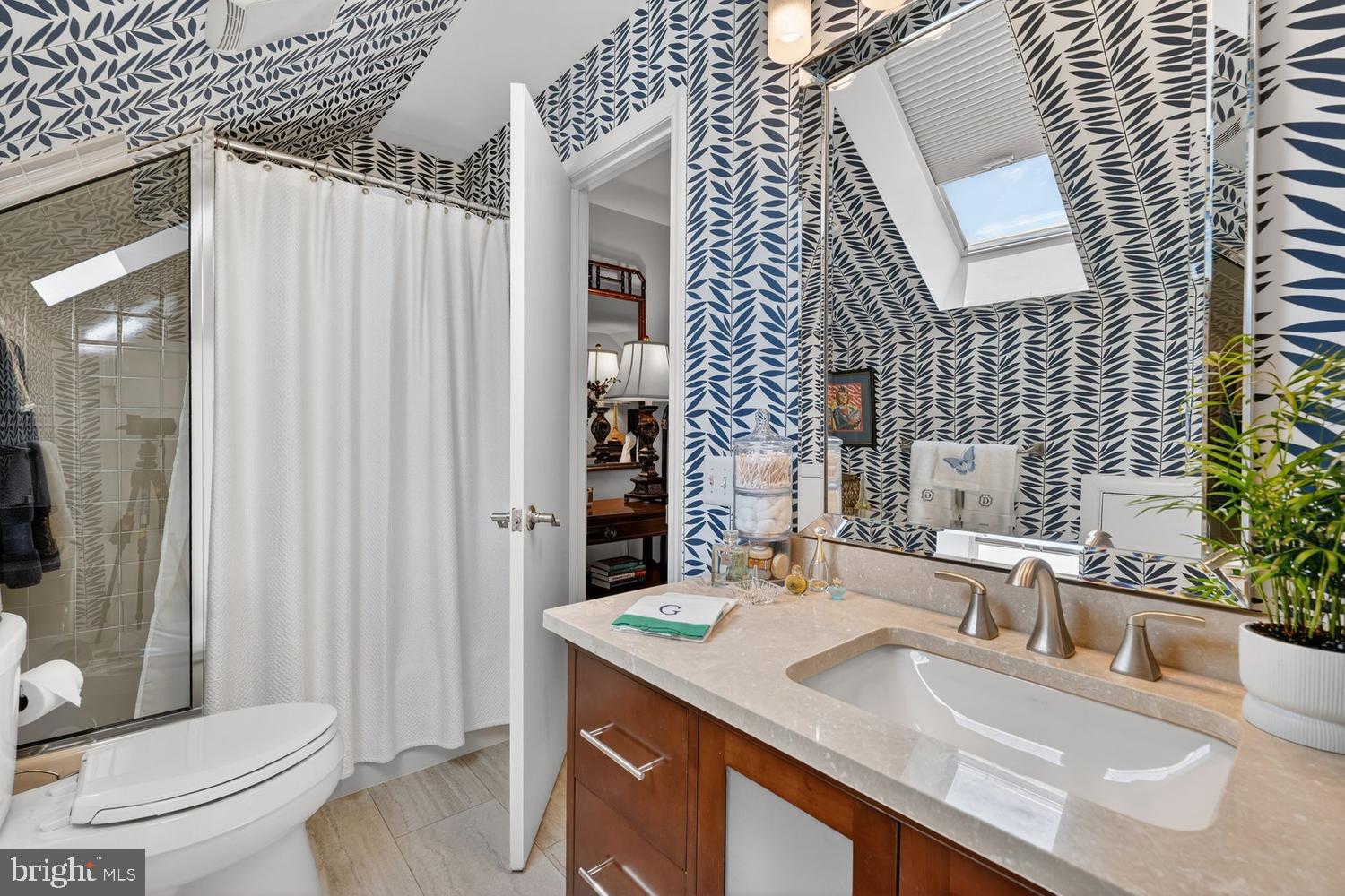 711 W ABINGDON COURT