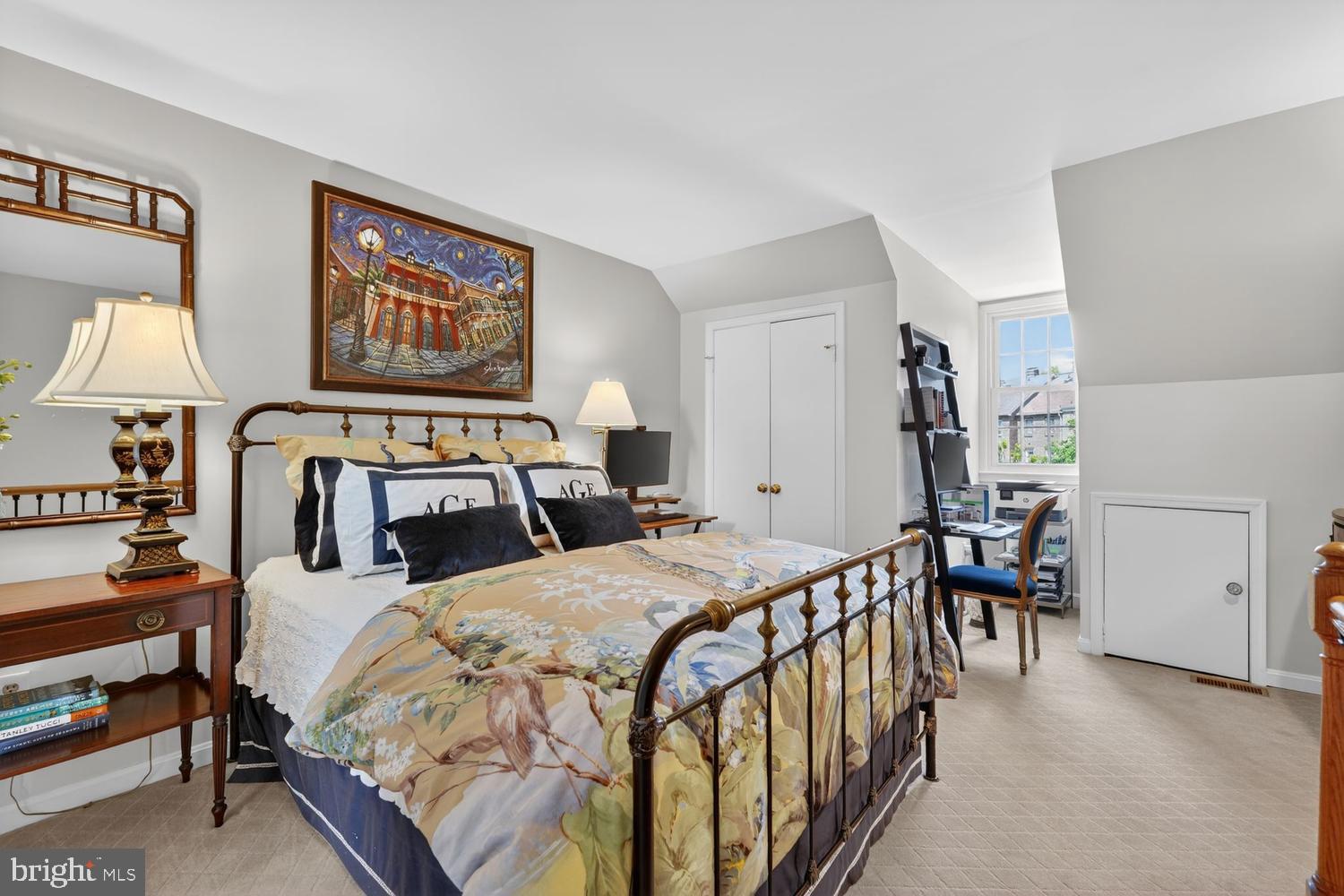 711 W ABINGDON COURT