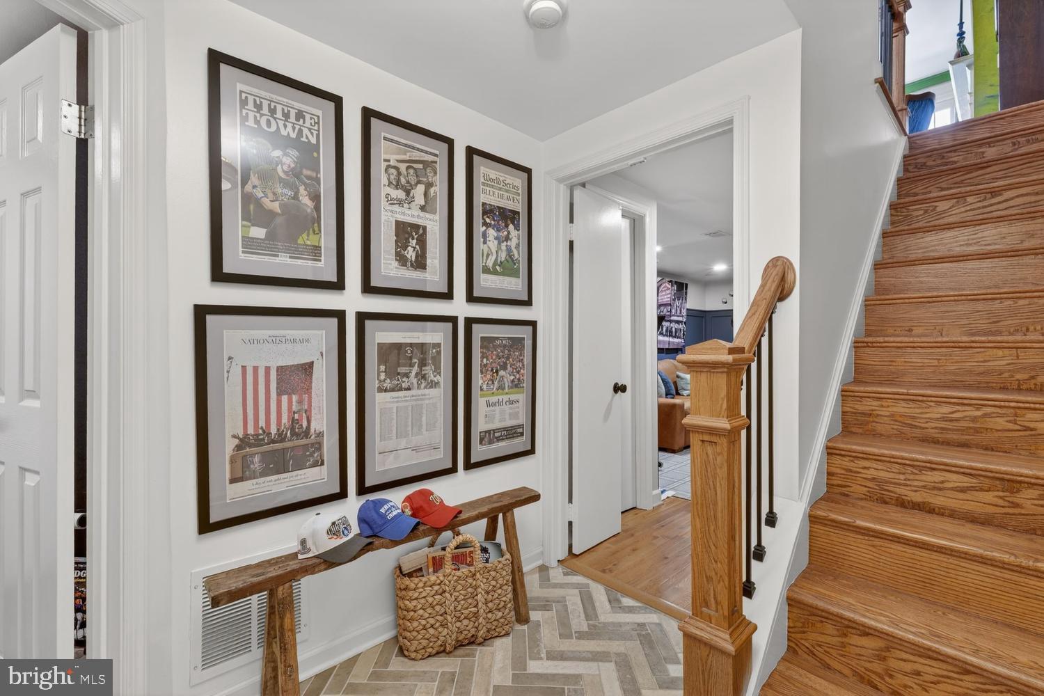 711 W ABINGDON COURT