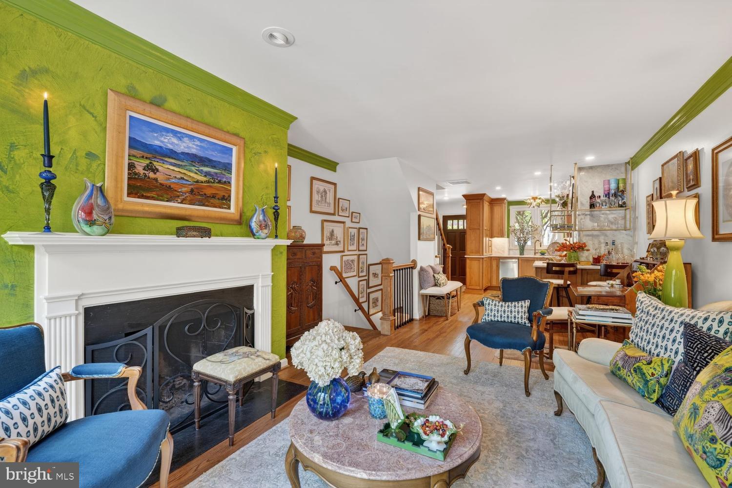 711 W ABINGDON COURT