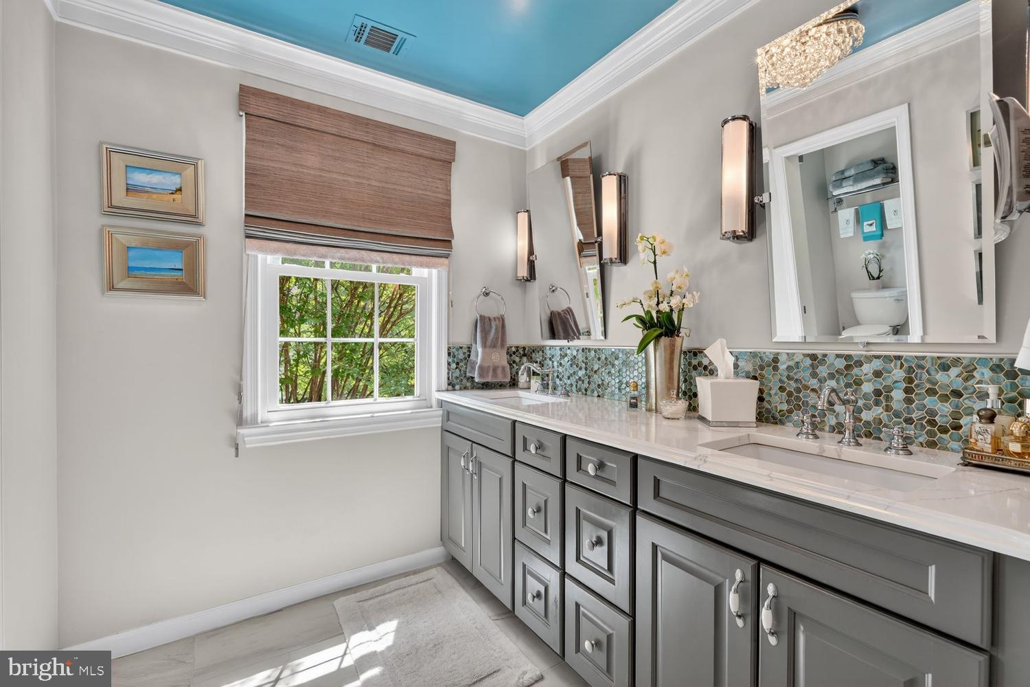 711 W ABINGDON COURT