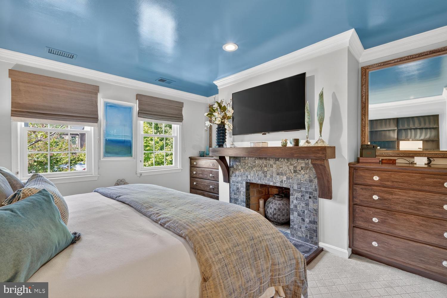 711 W ABINGDON COURT