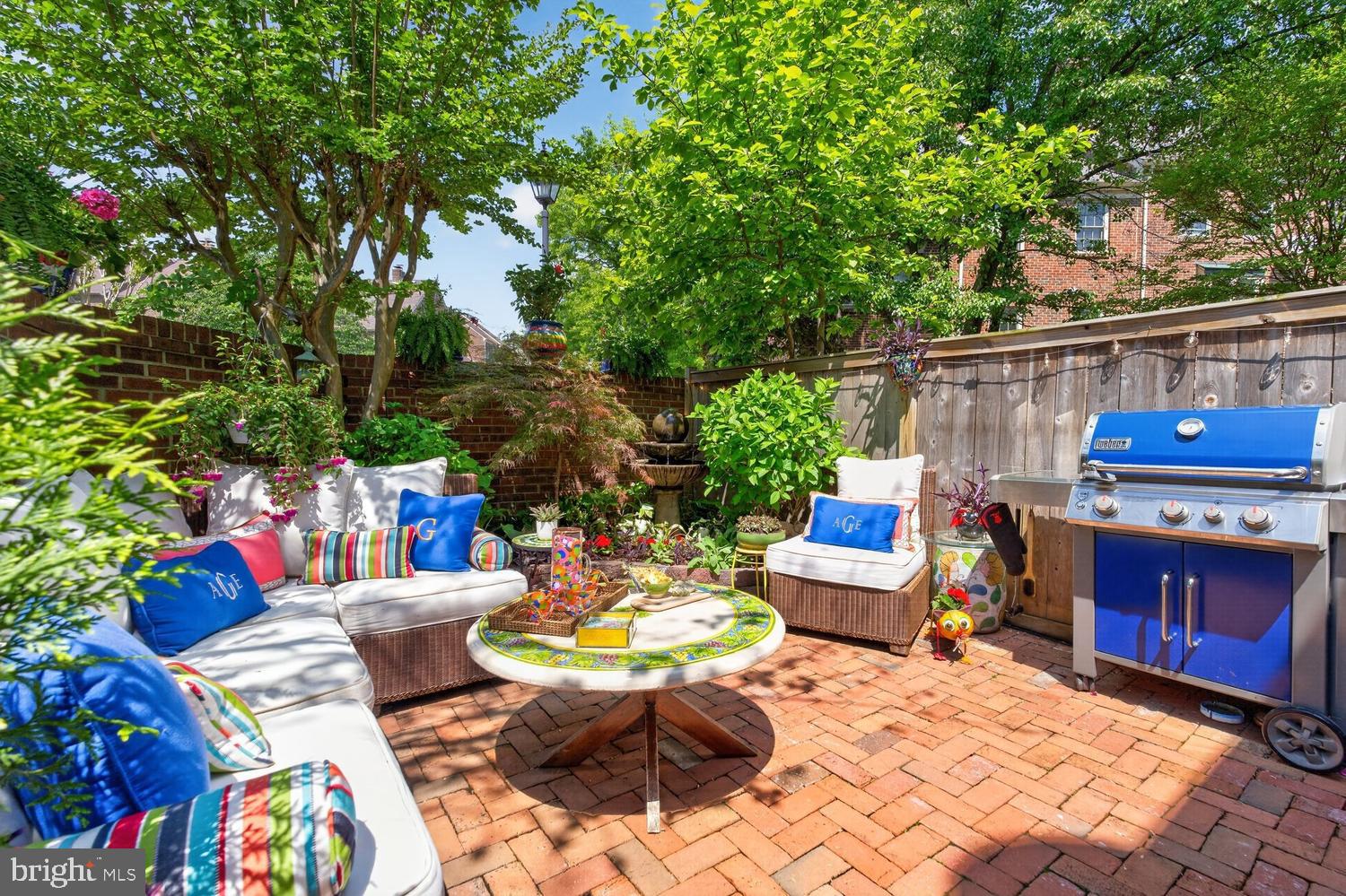 711 W ABINGDON COURT