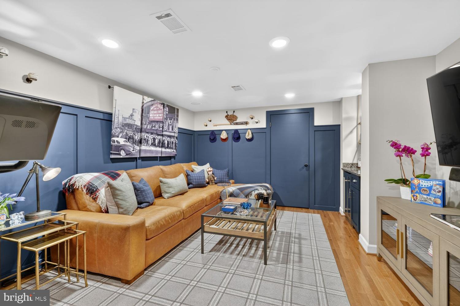 711 W ABINGDON COURT